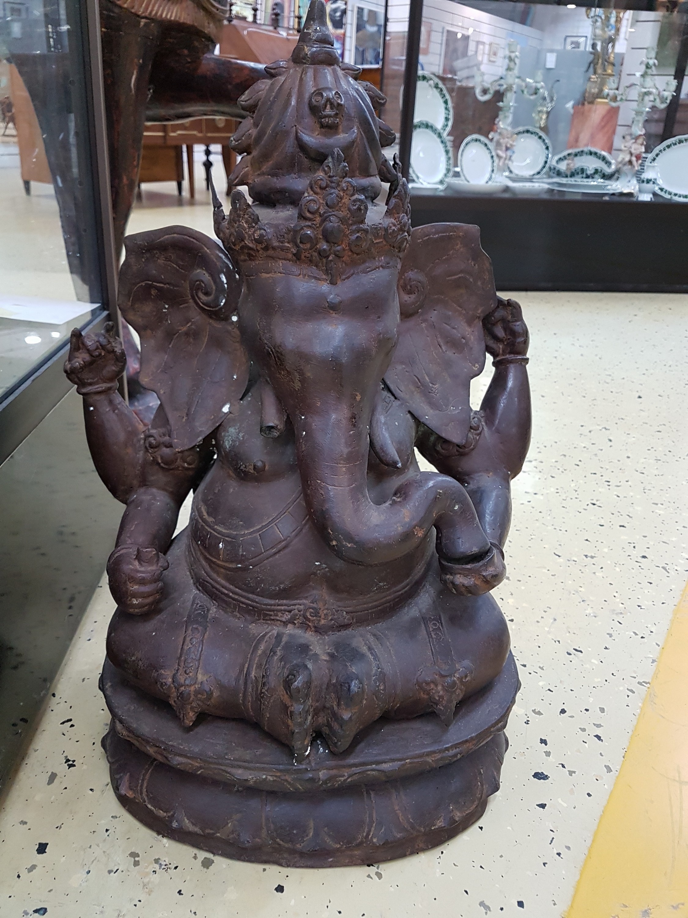 Detail a: Großer sitzender Ganesha, wohl, Indien, Kupfer-Messing-Legierung, dünnwandig, ein Stoßzahn fehlt, ca. 59 x 43 cm, patiniert