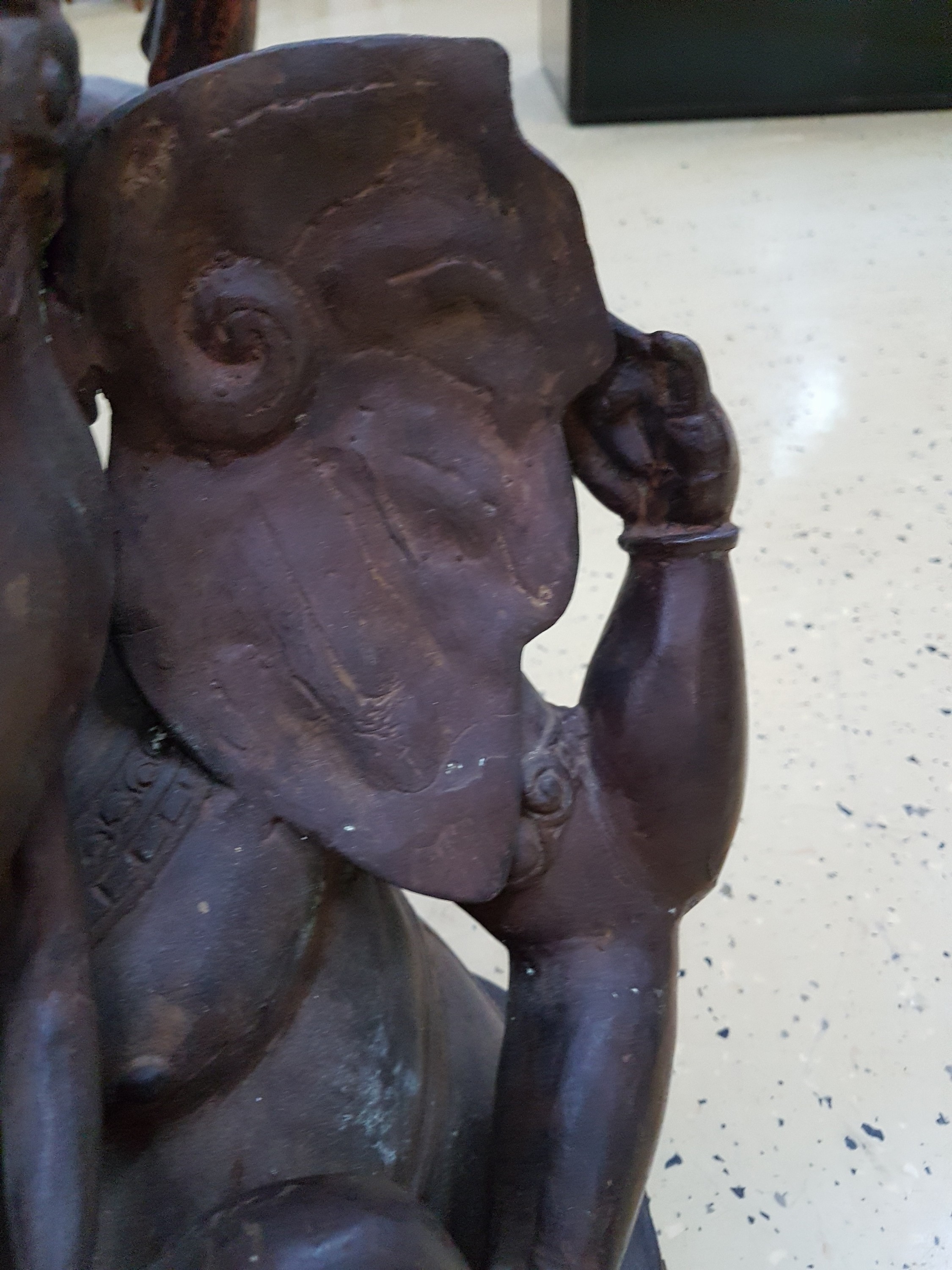 Detail d: Großer sitzender Ganesha, wohl, Indien, Kupfer-Messing-Legierung, dünnwandig, ein Stoßzahn fehlt, ca. 59 x 43 cm, patiniert