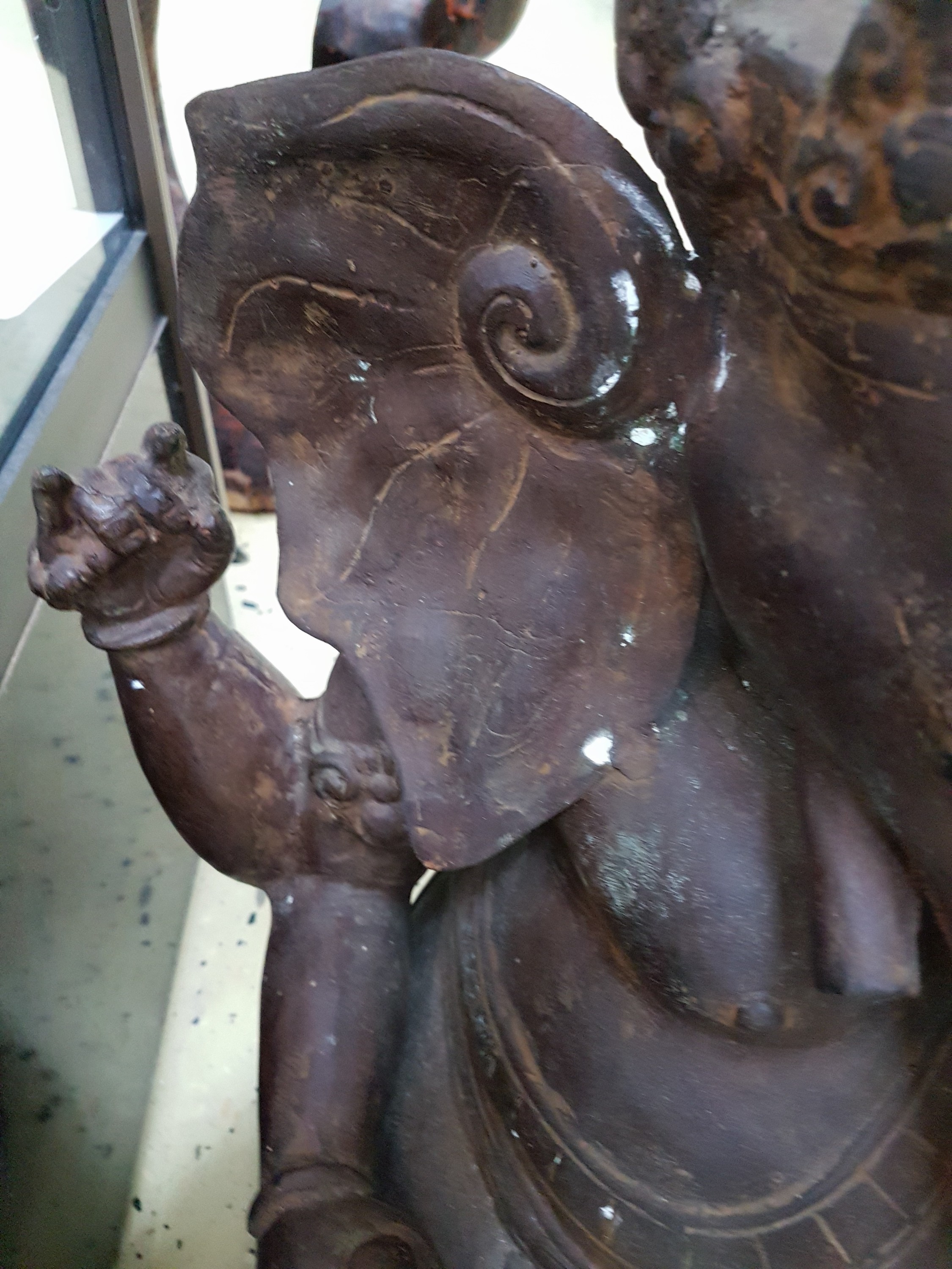Detail e: Großer sitzender Ganesha, wohl, Indien, Kupfer-Messing-Legierung, dünnwandig, ein Stoßzahn fehlt, ca. 59 x 43 cm, patiniert