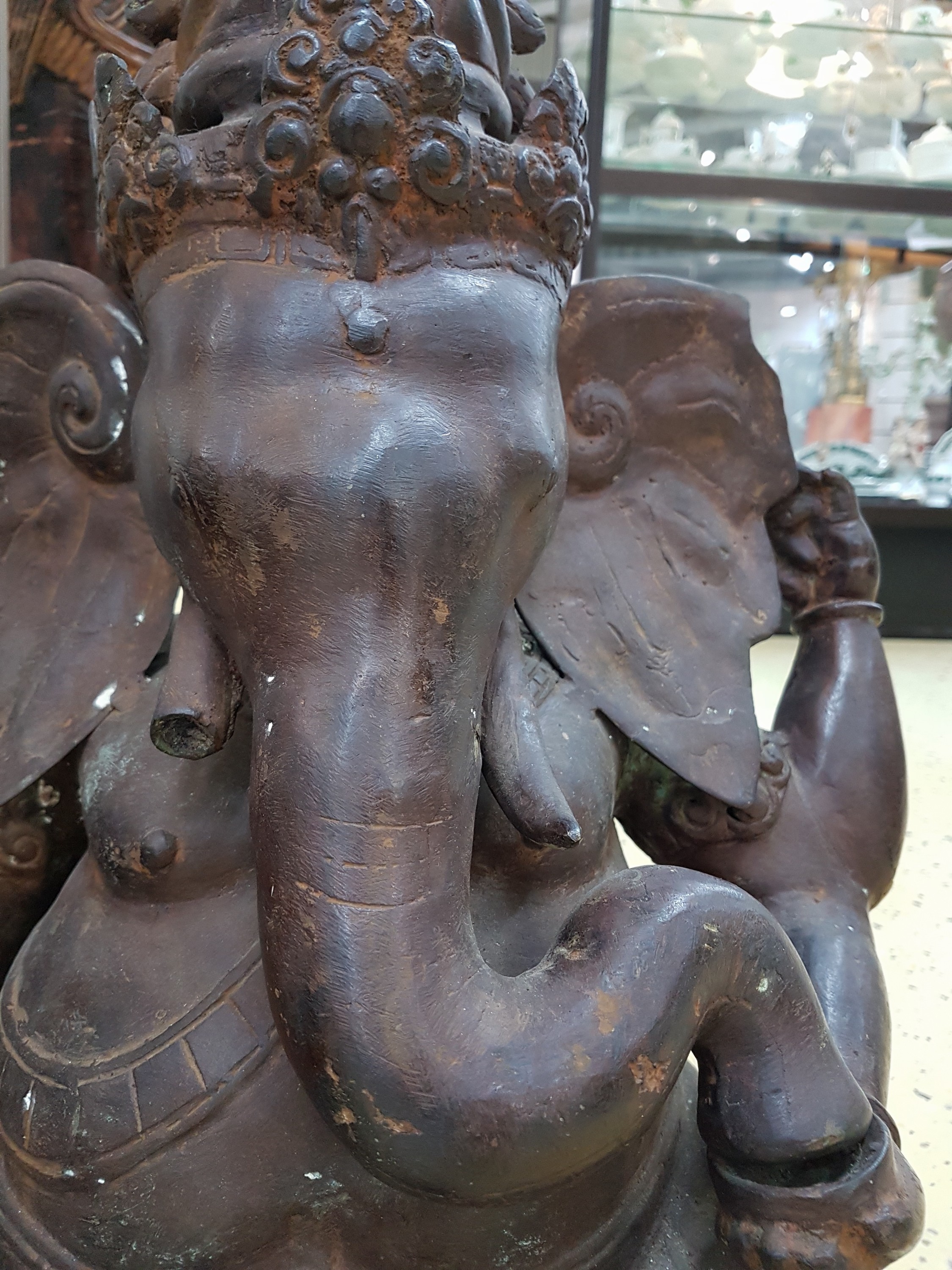 Detail f: Großer sitzender Ganesha, wohl, Indien, Kupfer-Messing-Legierung, dünnwandig, ein Stoßzahn fehlt, ca. 59 x 43 cm, patiniert