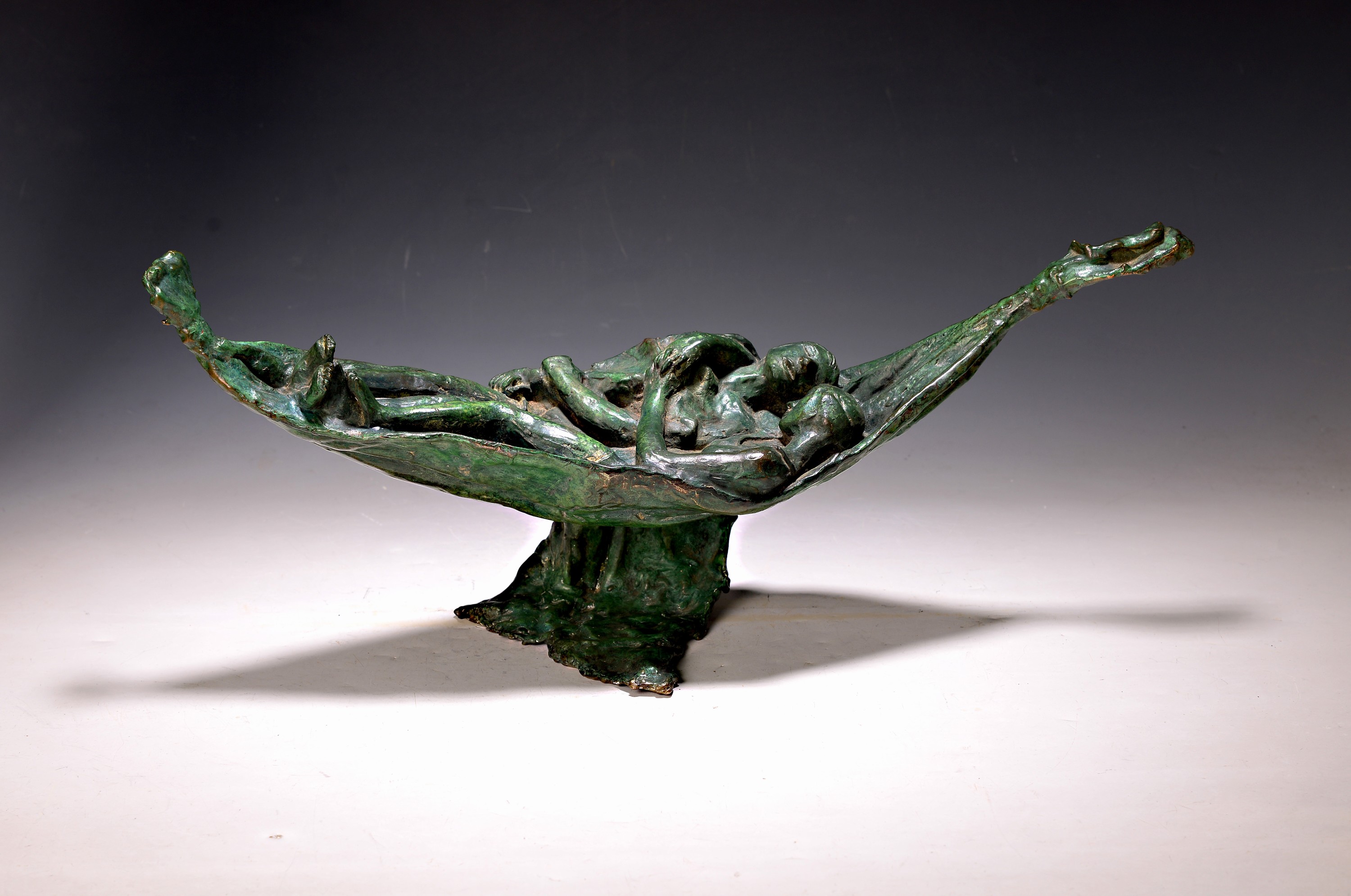 Große Bronzefigur, bezeichnet Max Weber Croc....., Paar in Hängematte liegend, grün patiniert, auf der Unterseite unleserliche Ritzbezeichnung, ...