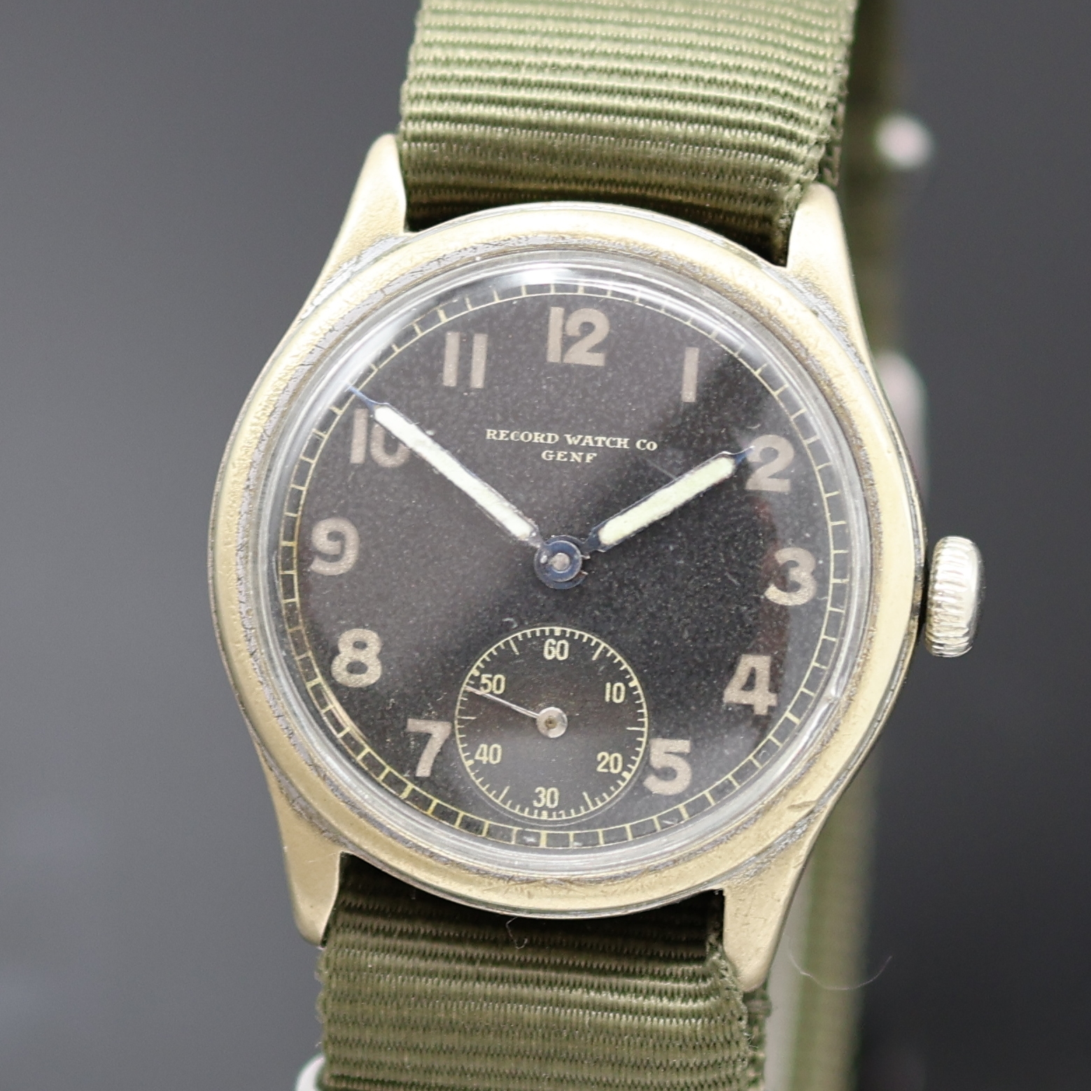 Detail a: RECORD WATCH Co militärische Armbanduhr für das Deutsche Heer, Schweiz um 1940, Handaufzug, ehem. verchr. Nickelgeh., verschr. Stahlboden m. Nummer ...