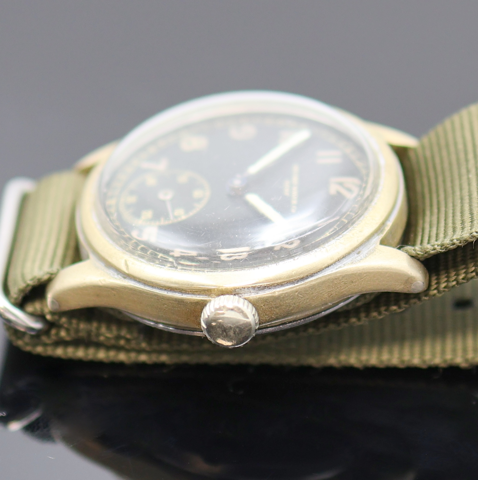 Detail b: RECORD WATCH Co militärische Armbanduhr für das Deutsche Heer, Schweiz um 1940, Handaufzug, ehem. verchr. Nickelgeh., verschr. Stahlboden m. Nummer ...