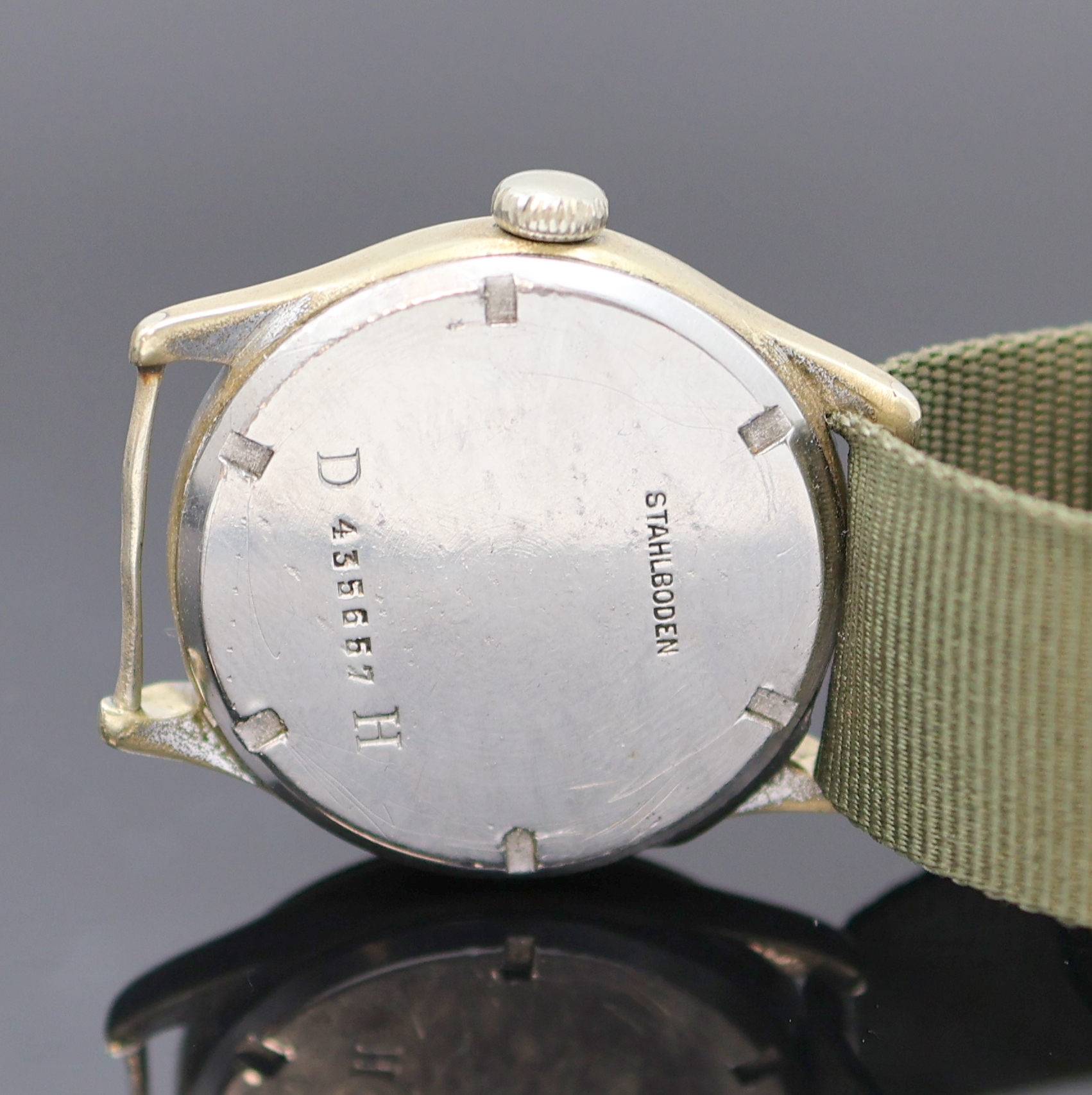 Detail c: RECORD WATCH Co militärische Armbanduhr für das Deutsche Heer, Schweiz um 1940, Handaufzug, ehem. verchr. Nickelgeh., verschr. Stahlboden m. Nummer ...
