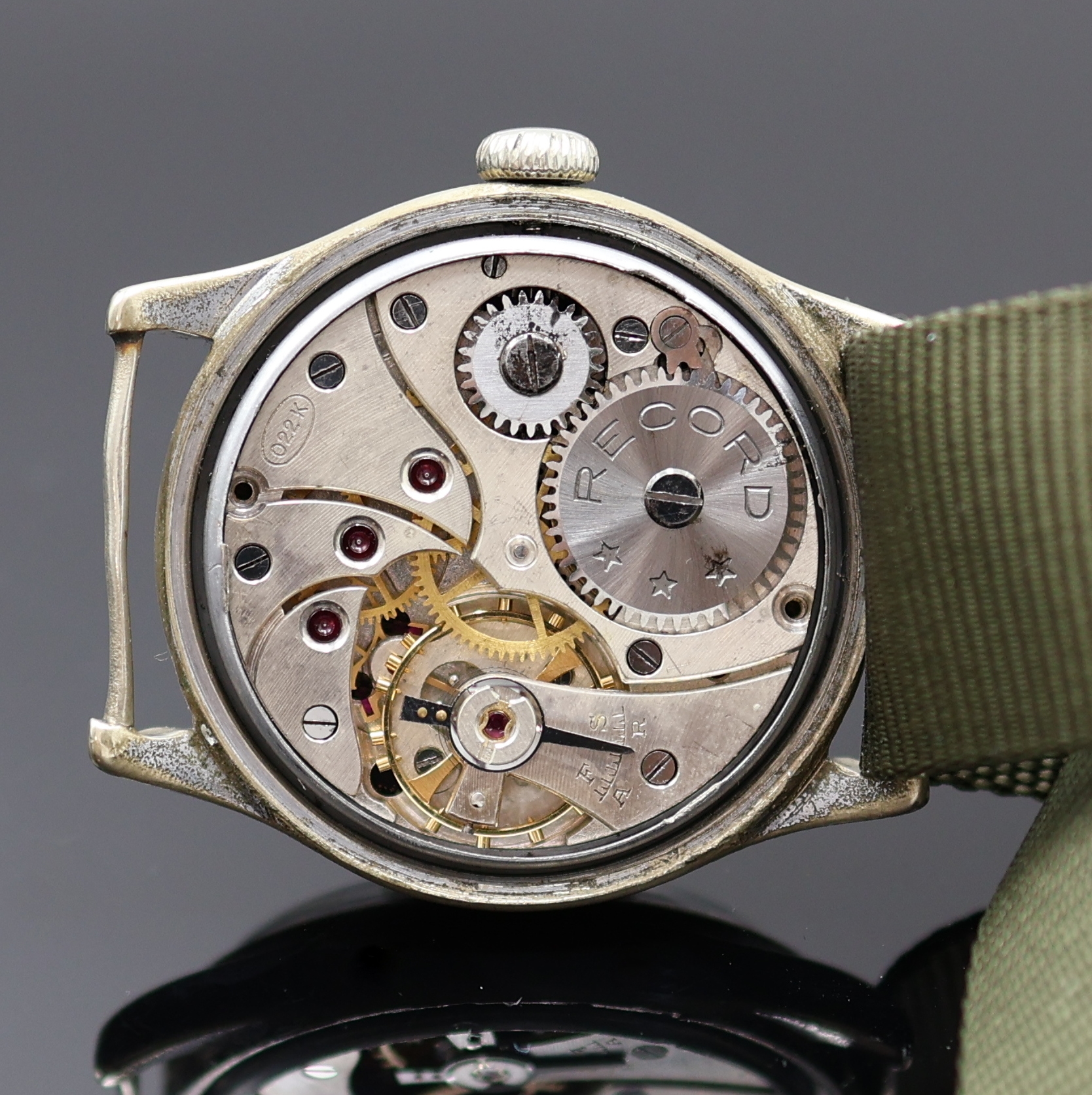 Detail d: RECORD WATCH Co militärische Armbanduhr für das Deutsche Heer, Schweiz um 1940, Handaufzug, ehem. verchr. Nickelgeh., verschr. Stahlboden m. Nummer ...