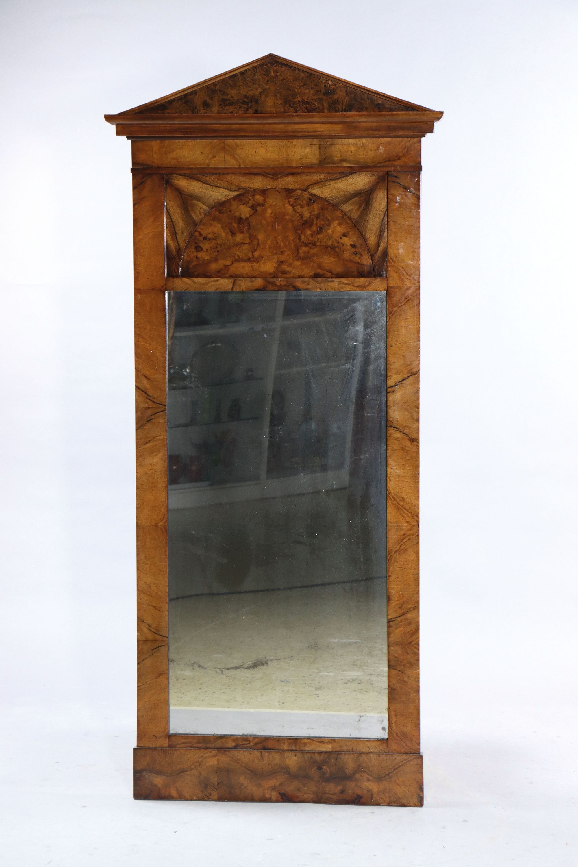 Image 26974030 - Großer Biedermeier Spiegel, um 1830/40, Nußbaumfurnier, z.T. Wurzelnuss, mit ...