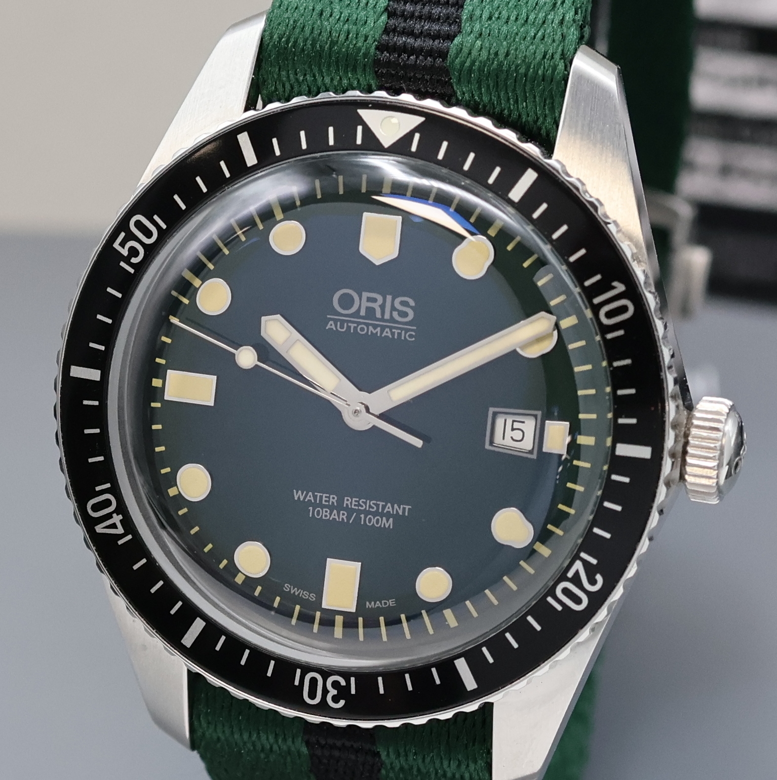 Detail a: ORIS Sixty Five Herrenarmbanduhr in Stahl Referenz 7720, Schweiz verk. lt. beil. Pap. 02/2017, Automatik, Textilband m. orig. Faltschl., Boden u. ...