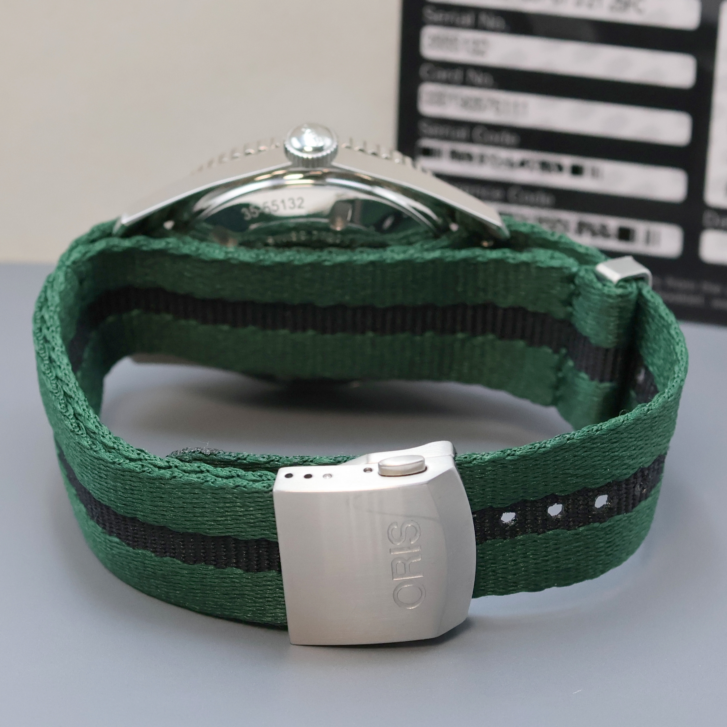 Detail b: ORIS Sixty Five Herrenarmbanduhr in Stahl Referenz 7720, Schweiz verk. lt. beil. Pap. 02/2017, Automatik, Textilband m. orig. Faltschl., Boden u. ...