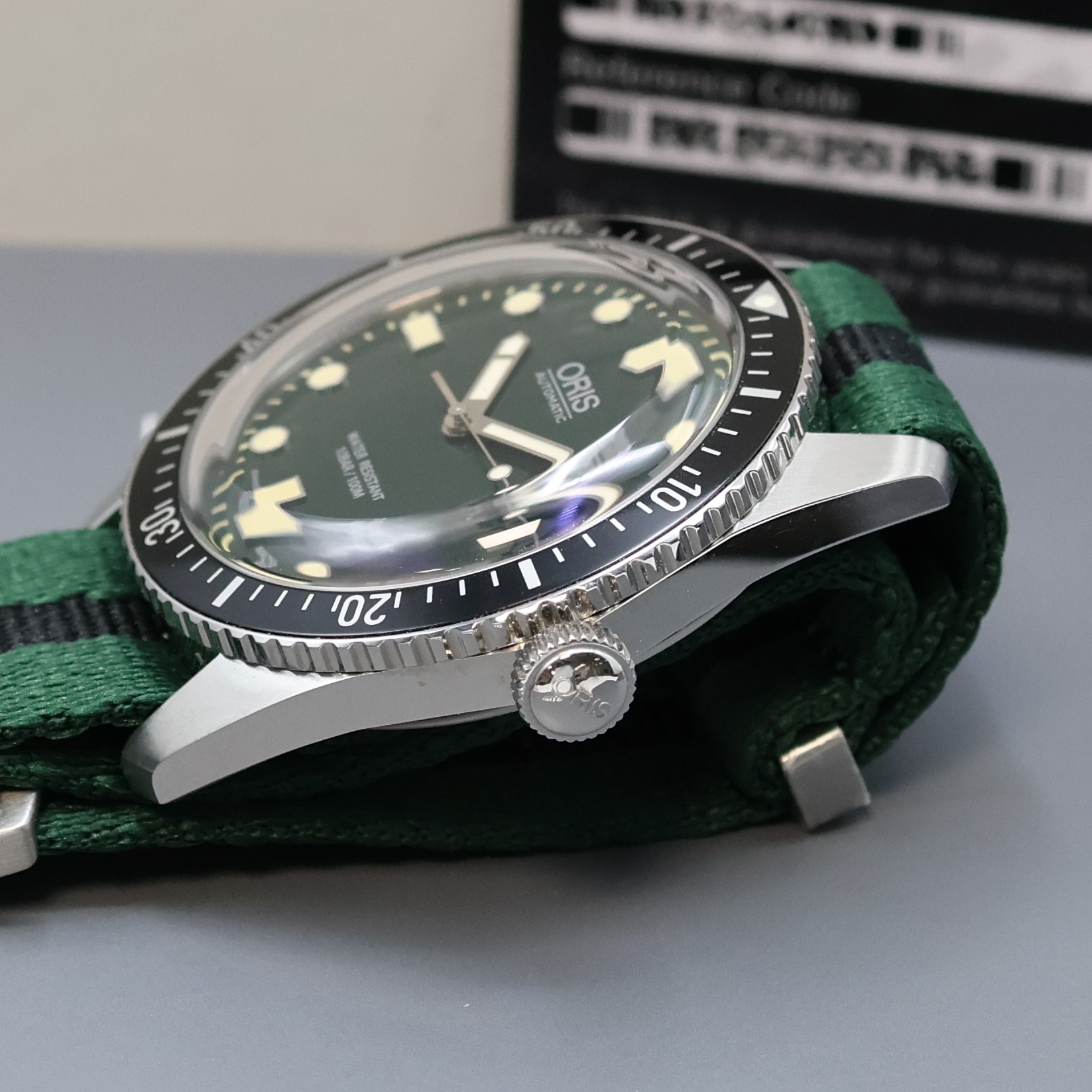 Detail c: ORIS Sixty Five Herrenarmbanduhr in Stahl Referenz 7720, Schweiz verk. lt. beil. Pap. 02/2017, Automatik, Textilband m. orig. Faltschl., Boden u. ...