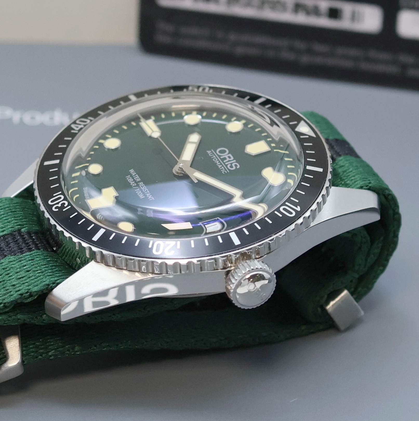 Detail d: ORIS Sixty Five Herrenarmbanduhr in Stahl Referenz 7720, Schweiz verk. lt. beil. Pap. 02/2017, Automatik, Textilband m. orig. Faltschl., Boden u. ...