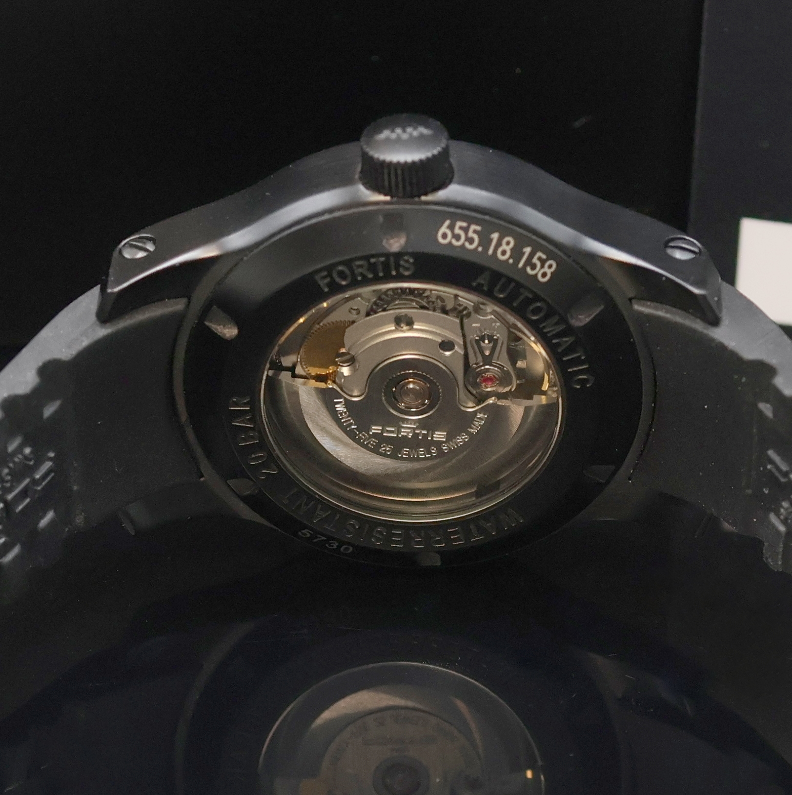 Detail d: FORTIS Herrenarmbanduhr Referenz 655.18.158, Schweiz um 2015, Automatik, beids. vergl. Geh. in geschw. Stahl, Boden verschr., orig. Kautschukband m. ...