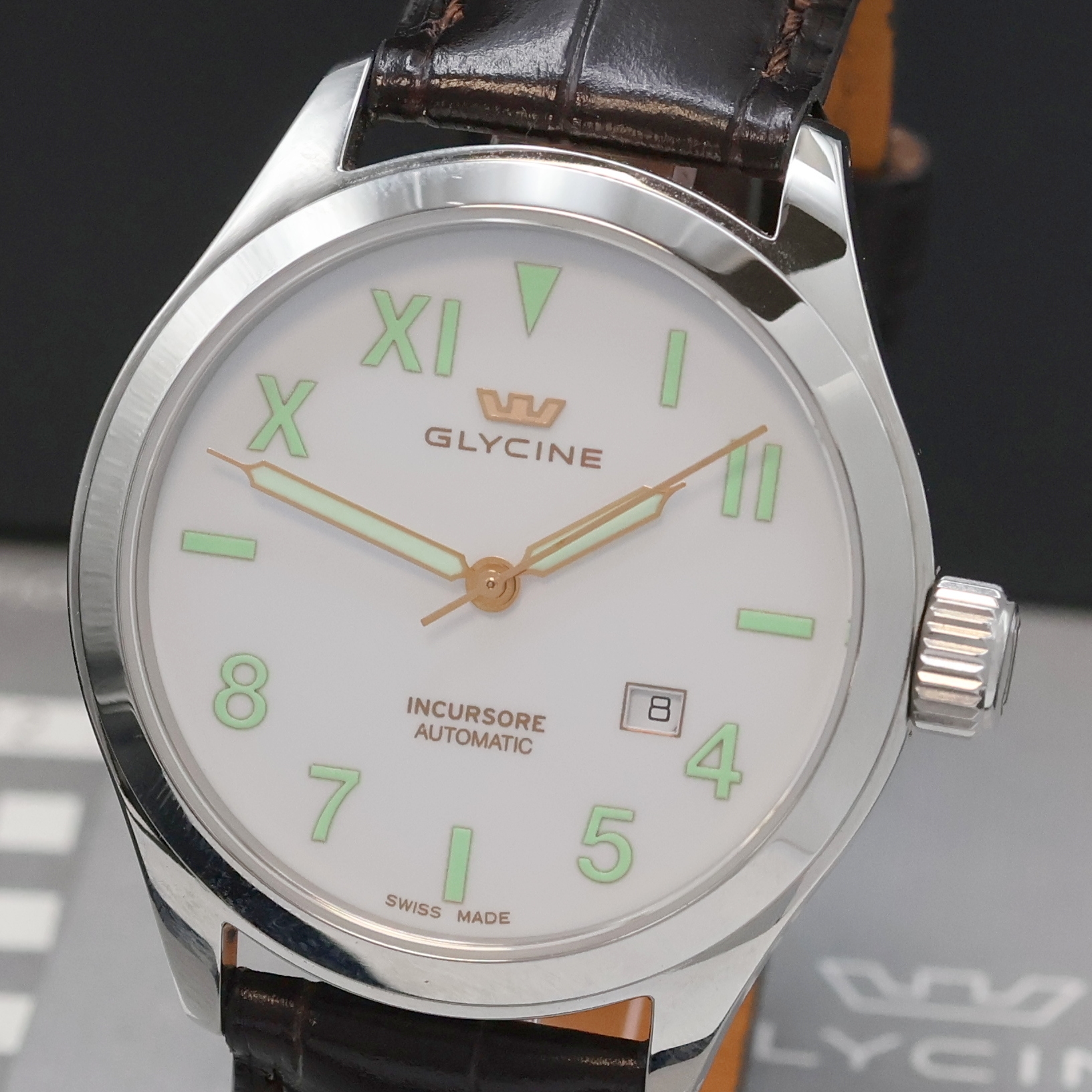 Detail a: Glycine Incursore Herrenarmbanduhr Referenz 3922.3, Schweiz um 2014, Automatik, beids. vergl. Geh. inkl. orig. Lederband m. Dornschl., Boden u. Krone ...