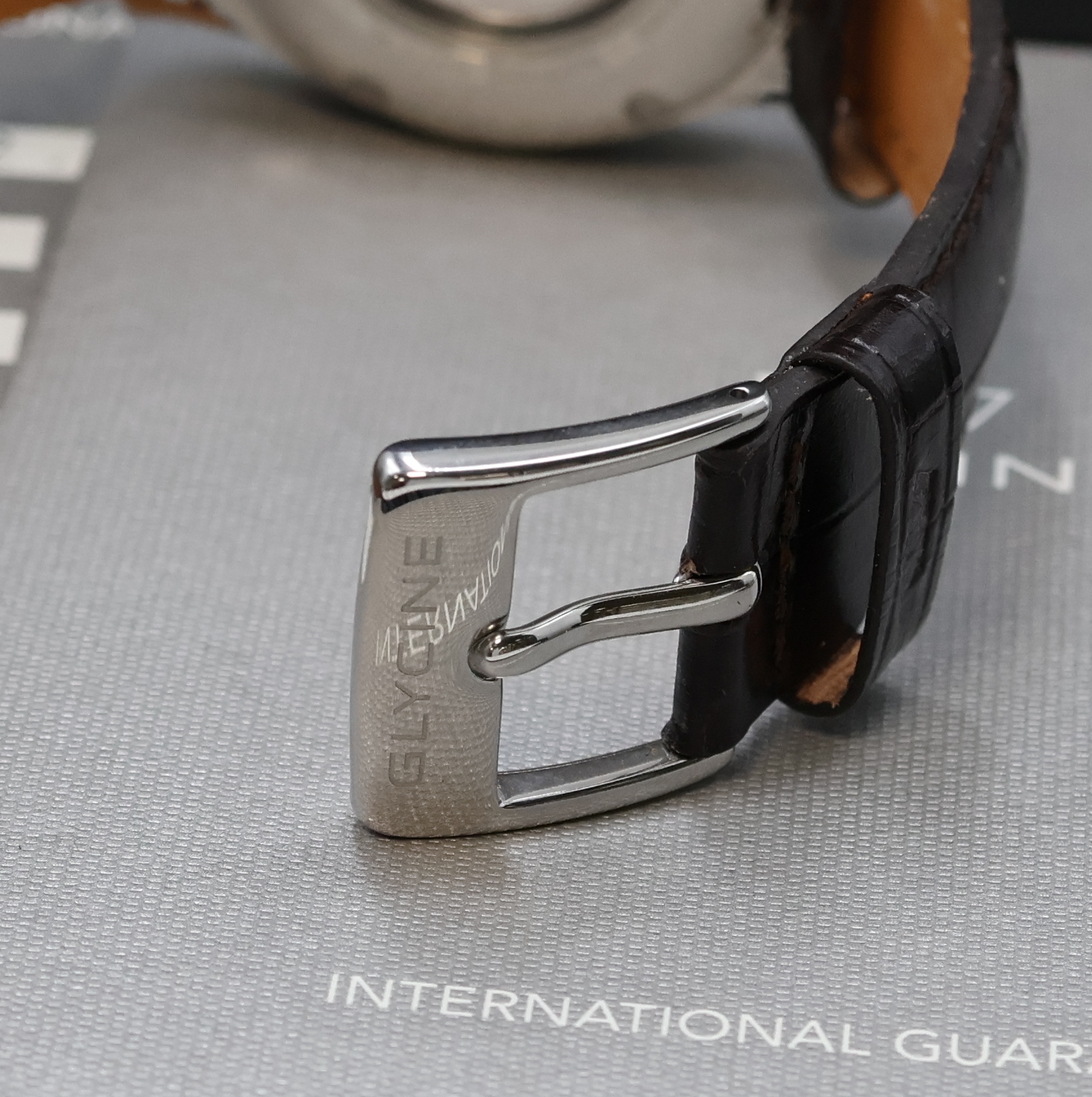 Detail b: Glycine Incursore Herrenarmbanduhr Referenz 3922.3, Schweiz um 2014, Automatik, beids. vergl. Geh. inkl. orig. Lederband m. Dornschl., Boden u. Krone ...