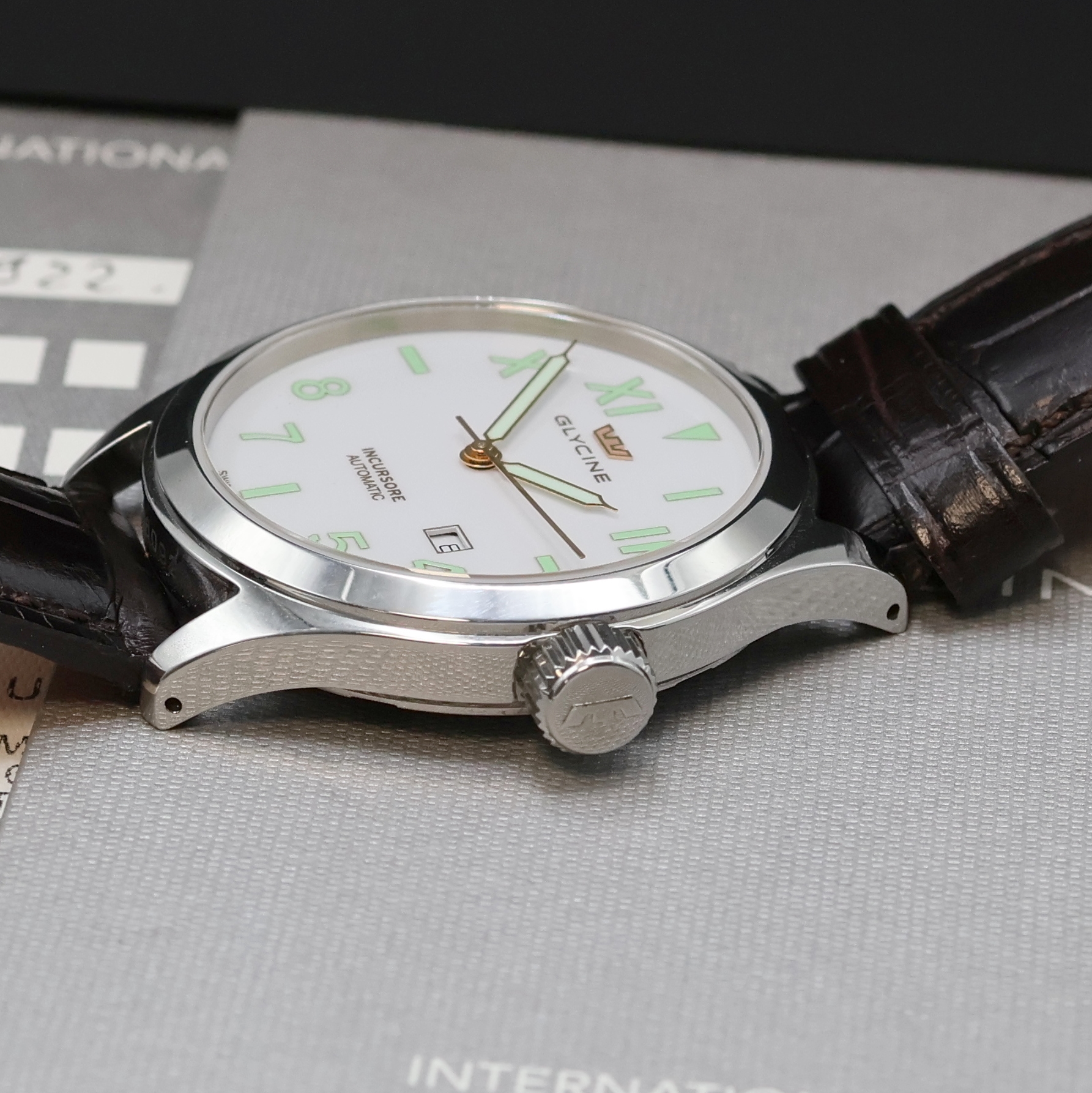 Detail c: Glycine Incursore Herrenarmbanduhr Referenz 3922.3, Schweiz um 2014, Automatik, beids. vergl. Geh. inkl. orig. Lederband m. Dornschl., Boden u. Krone ...