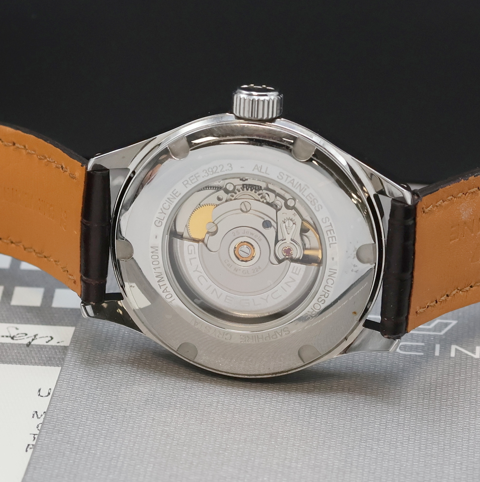 Detail d: Glycine Incursore Herrenarmbanduhr Referenz 3922.3, Schweiz um 2014, Automatik, beids. vergl. Geh. inkl. orig. Lederband m. Dornschl., Boden u. Krone ...