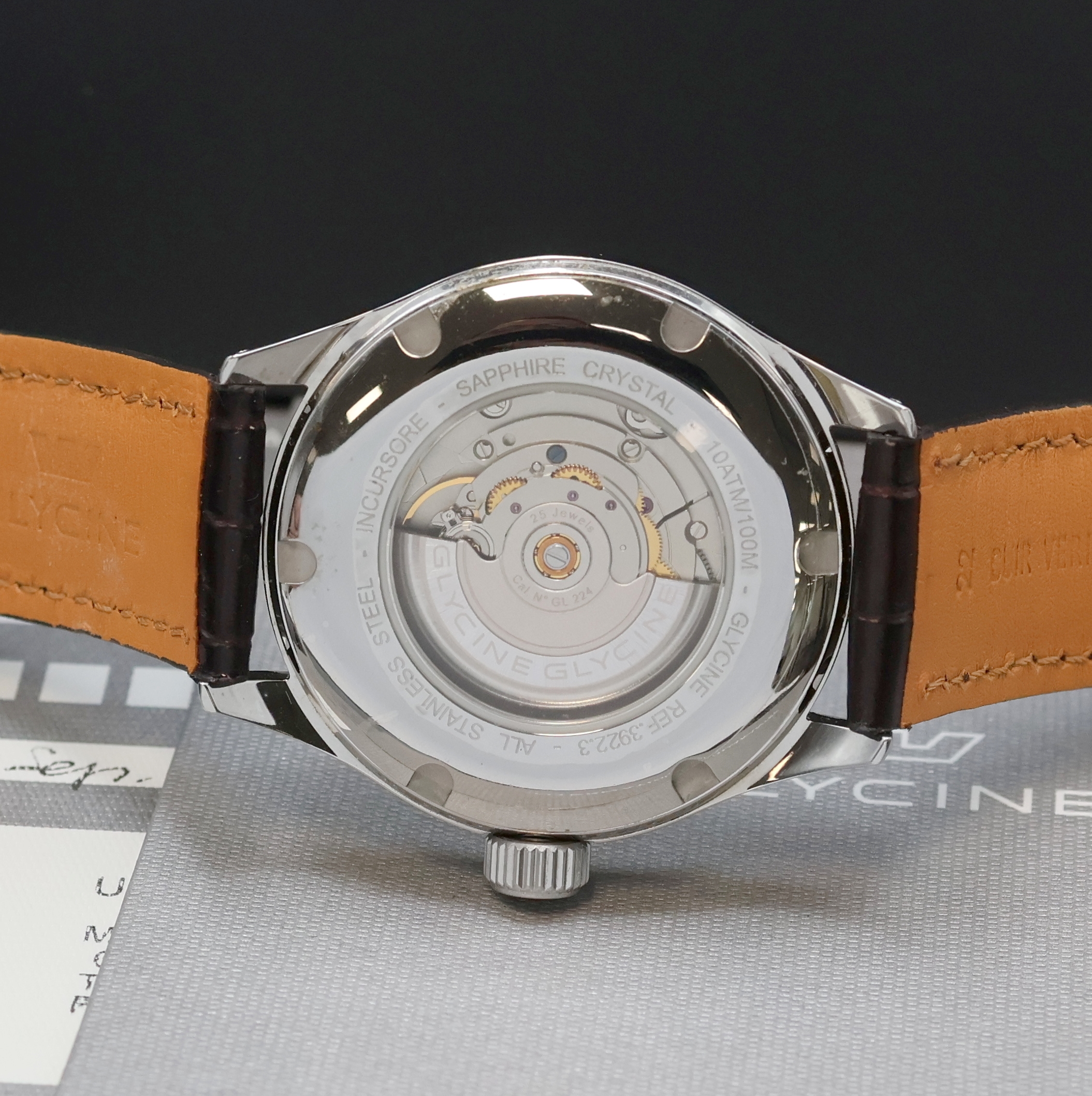 Detail e: Glycine Incursore Herrenarmbanduhr Referenz 3922.3, Schweiz um 2014, Automatik, beids. vergl. Geh. inkl. orig. Lederband m. Dornschl., Boden u. Krone ...