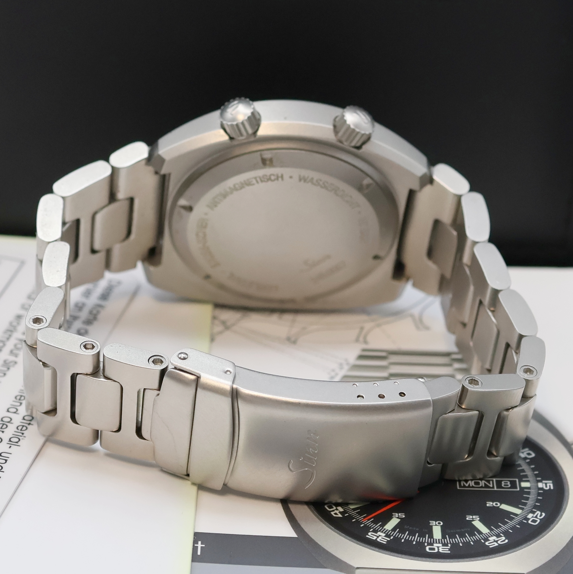 Detail b: SINN 240 St Herrenarmbanduhr, Deutschland verk. lt. beil. Pap. 05/2015, Automatik, matt. Edelstahlgeh. inkl. orig. Gliederband m. Faltschl., Boden u. ...