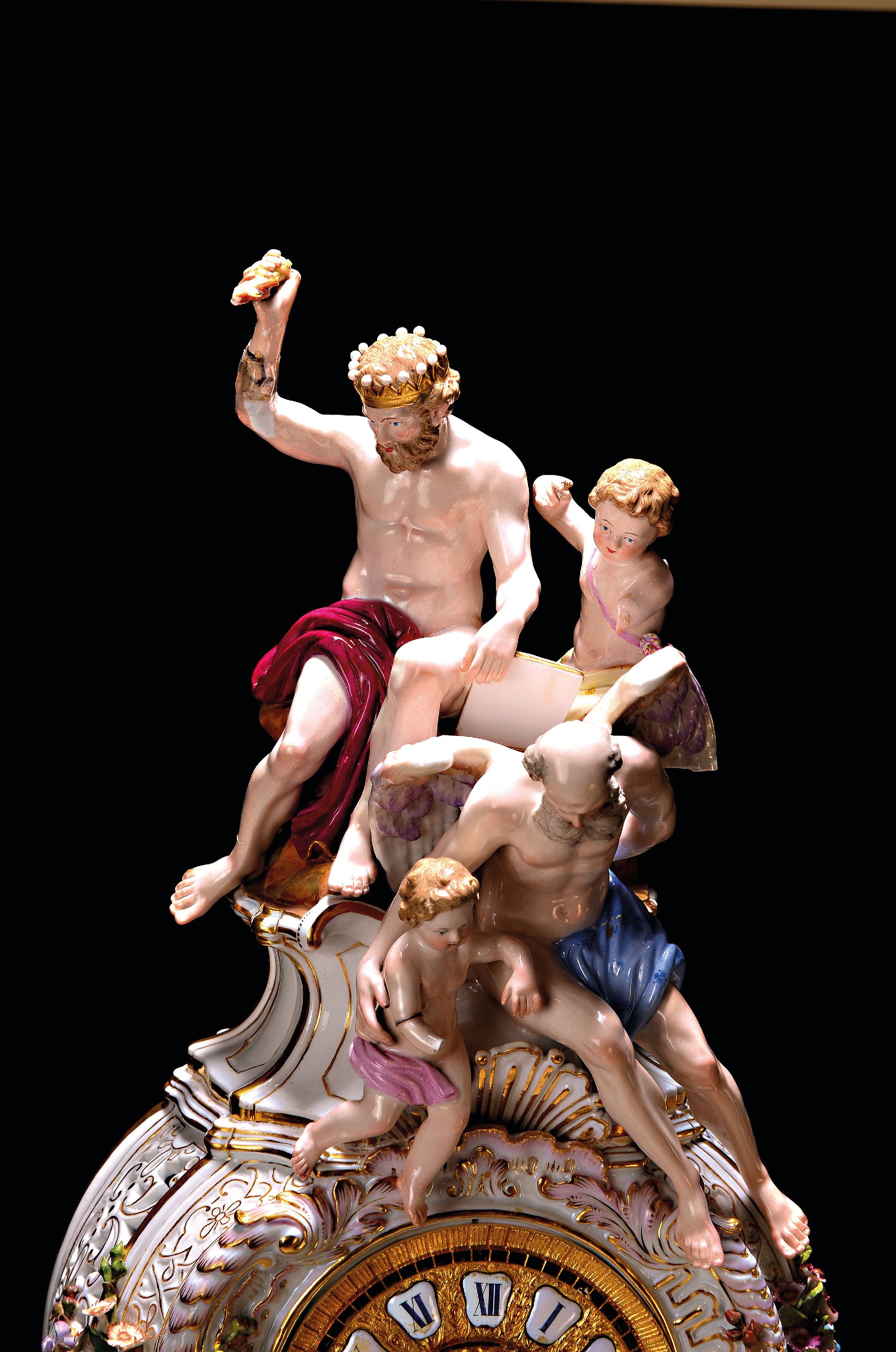 Detail a: Prunkpendule mit Postament, Meissen, um 1880/85, Porzellan, allegorische Darstellung, seitlich mit Durchbrucharbeit, große applizierte Blüten und ...