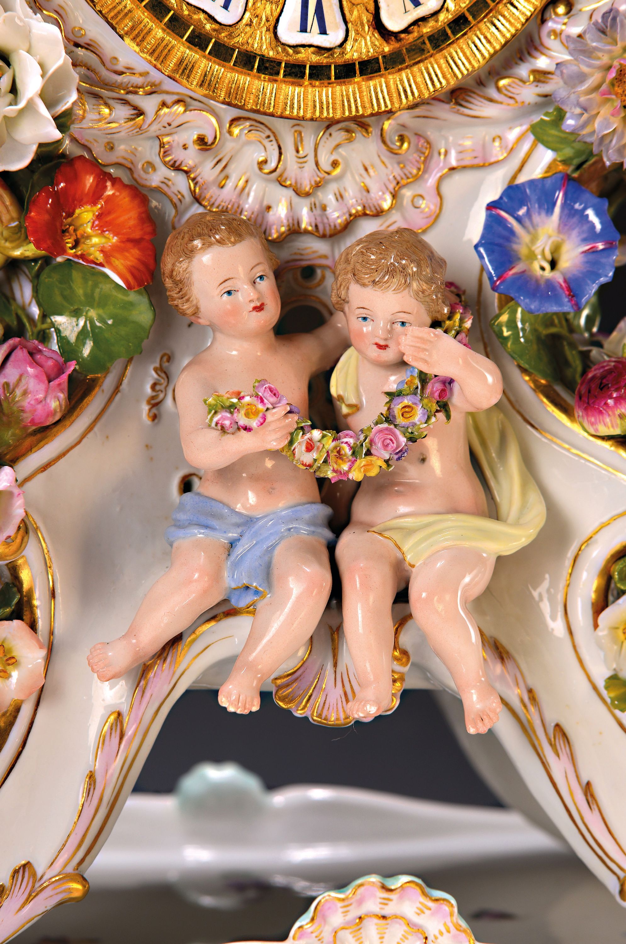 Detail b: Prunkpendule mit Postament, Meissen, um 1880/85, Porzellan, allegorische Darstellung, seitlich mit Durchbrucharbeit, große applizierte Blüten und ...