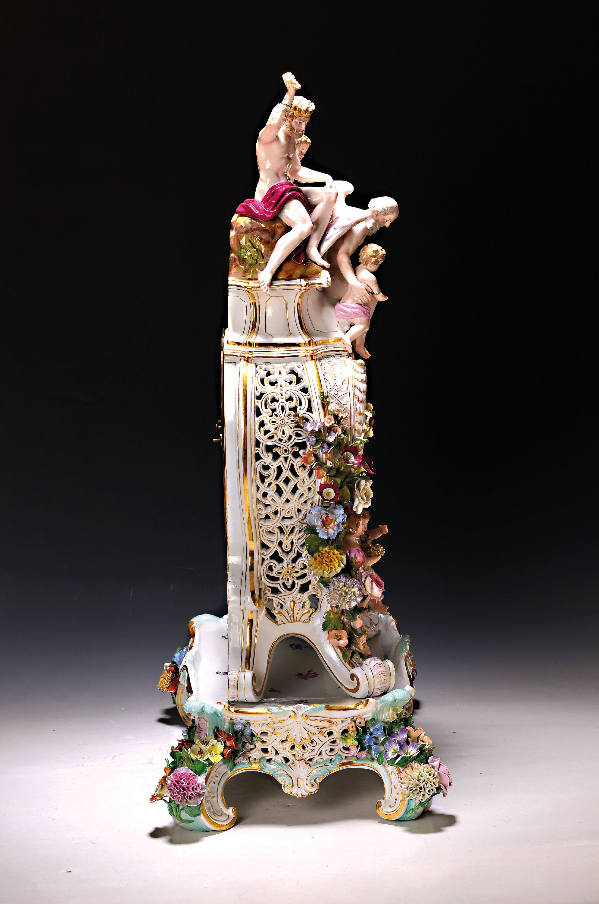 Detail c: Prunkpendule mit Postament, Meissen, um 1880/85, Porzellan, allegorische Darstellung, seitlich mit Durchbrucharbeit, große applizierte Blüten und ...