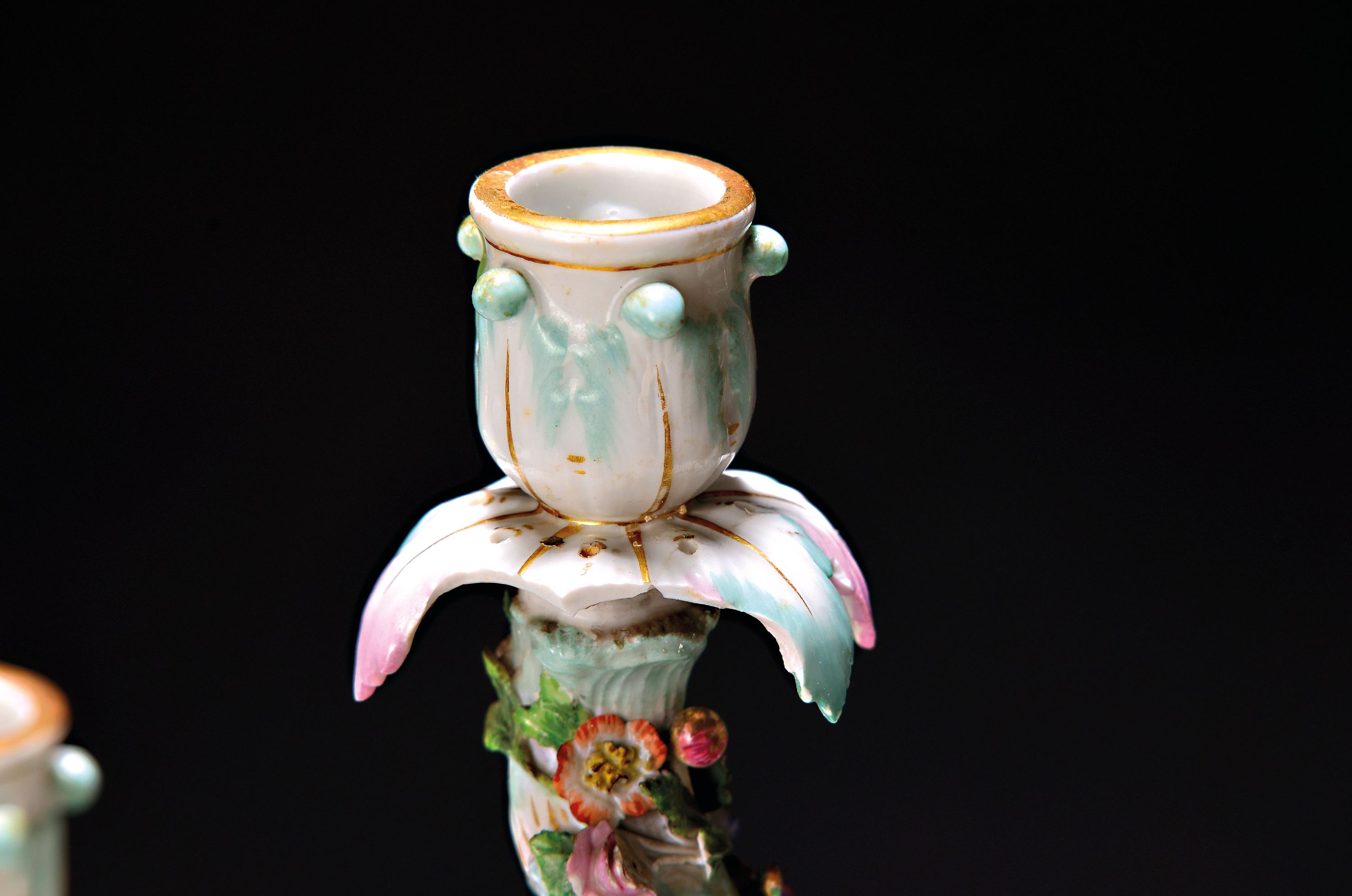 Detail b: Zwei Prunkkandelaber, Meissen, um, 1860, Allegorie auf die vier Jahreszeiten, polychrom bemalt, Goldstaffage, je Leuchter mit zwei Allegorien ...