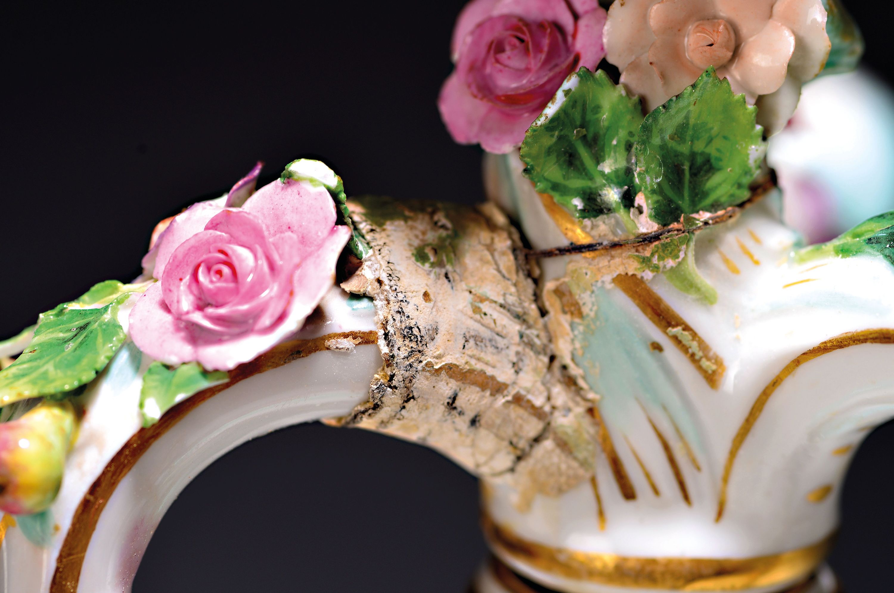 Detail c: Zwei Prunkkandelaber, Meissen, um, 1860, Allegorie auf die vier Jahreszeiten, polychrom bemalt, Goldstaffage, je Leuchter mit zwei Allegorien ...