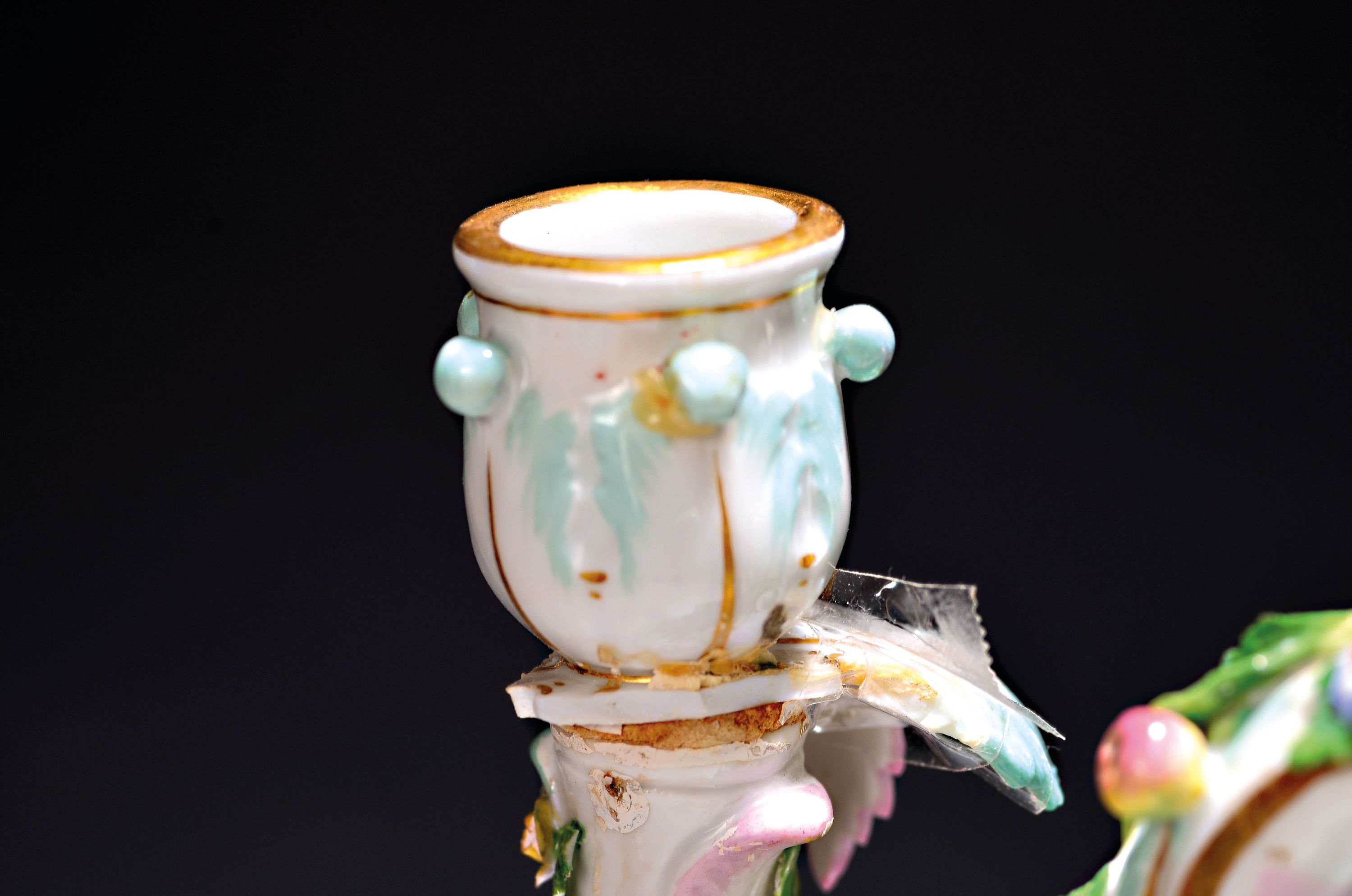 Detail d: Zwei Prunkkandelaber, Meissen, um, 1860, Allegorie auf die vier Jahreszeiten, polychrom bemalt, Goldstaffage, je Leuchter mit zwei Allegorien ...