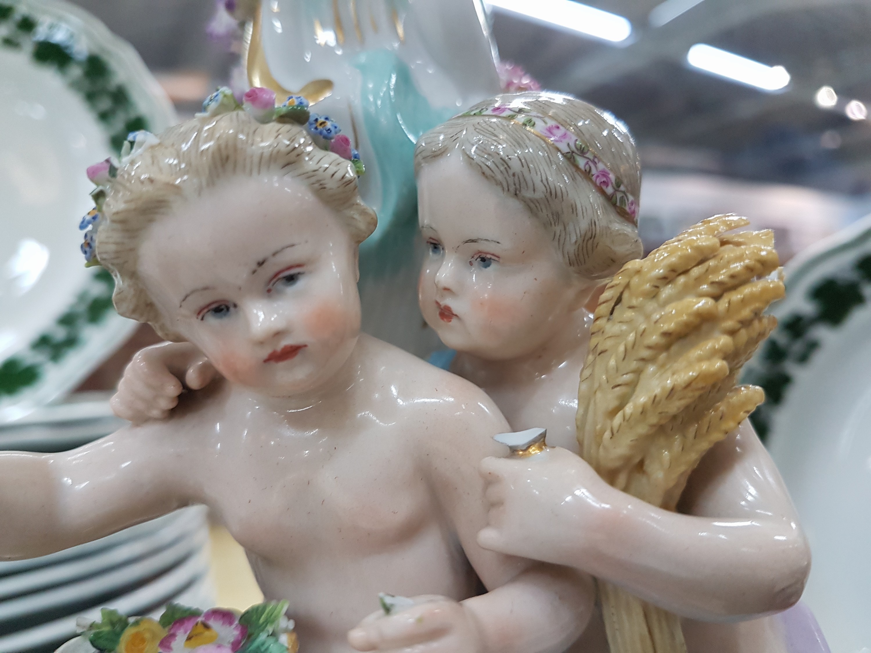 Detail f: Zwei Prunkkandelaber, Meissen, um, 1860, Allegorie auf die vier Jahreszeiten, polychrom bemalt, Goldstaffage, je Leuchter mit zwei Allegorien ...
