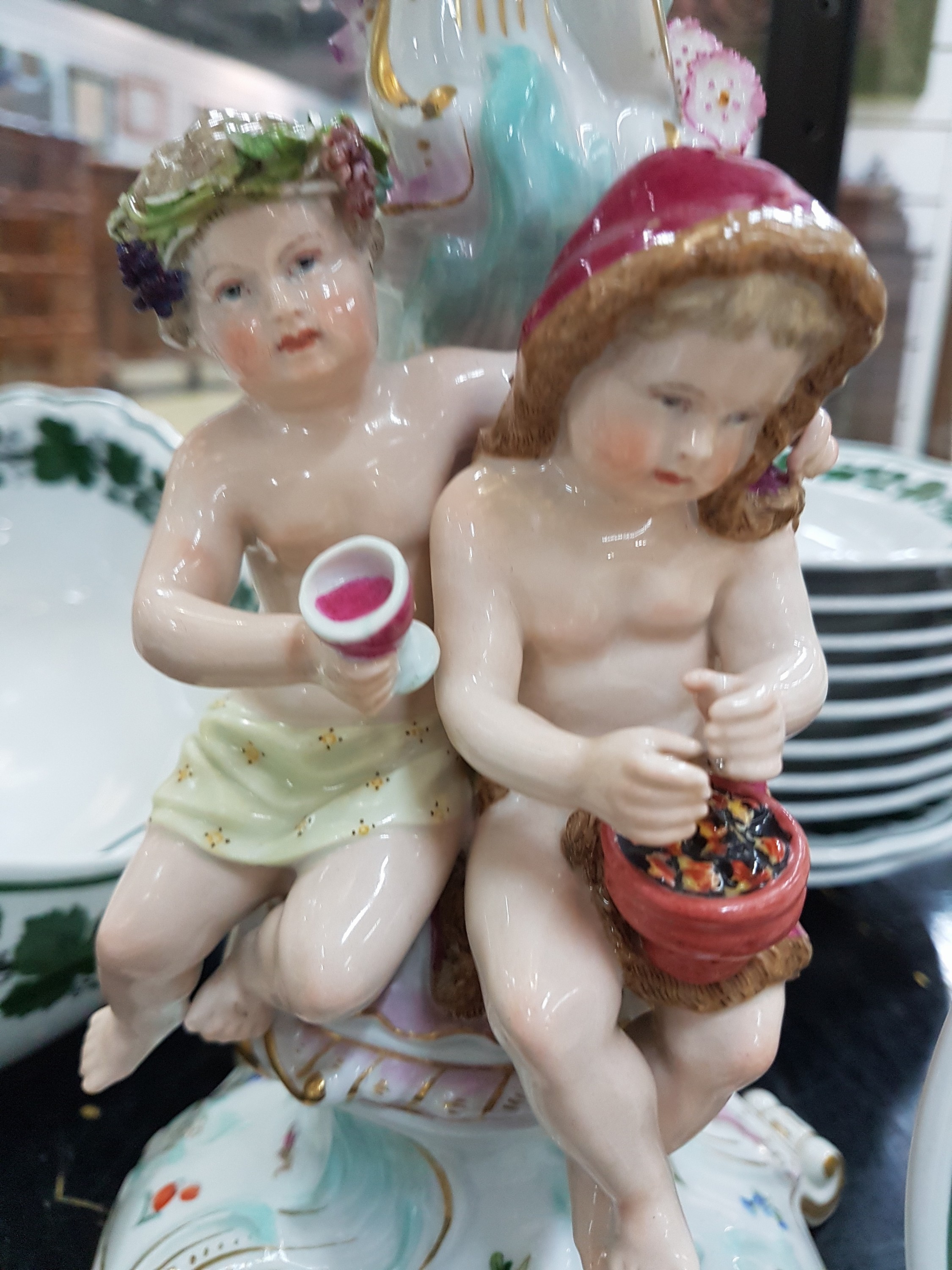 Detail g: Zwei Prunkkandelaber, Meissen, um, 1860, Allegorie auf die vier Jahreszeiten, polychrom bemalt, Goldstaffage, je Leuchter mit zwei Allegorien ...