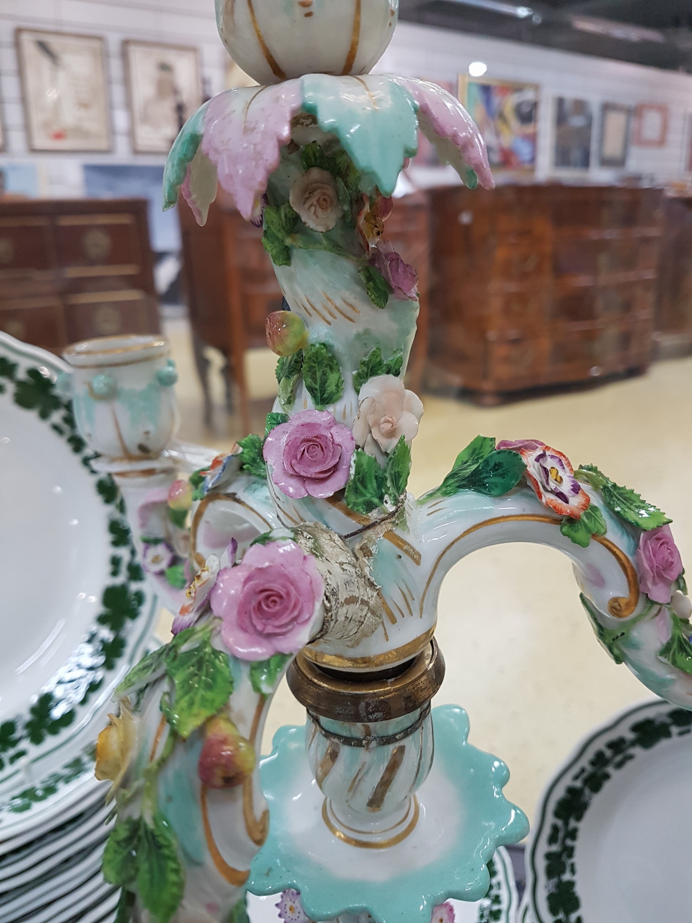 Detail i: Zwei Prunkkandelaber, Meissen, um, 1860, Allegorie auf die vier Jahreszeiten, polychrom bemalt, Goldstaffage, je Leuchter mit zwei Allegorien ...