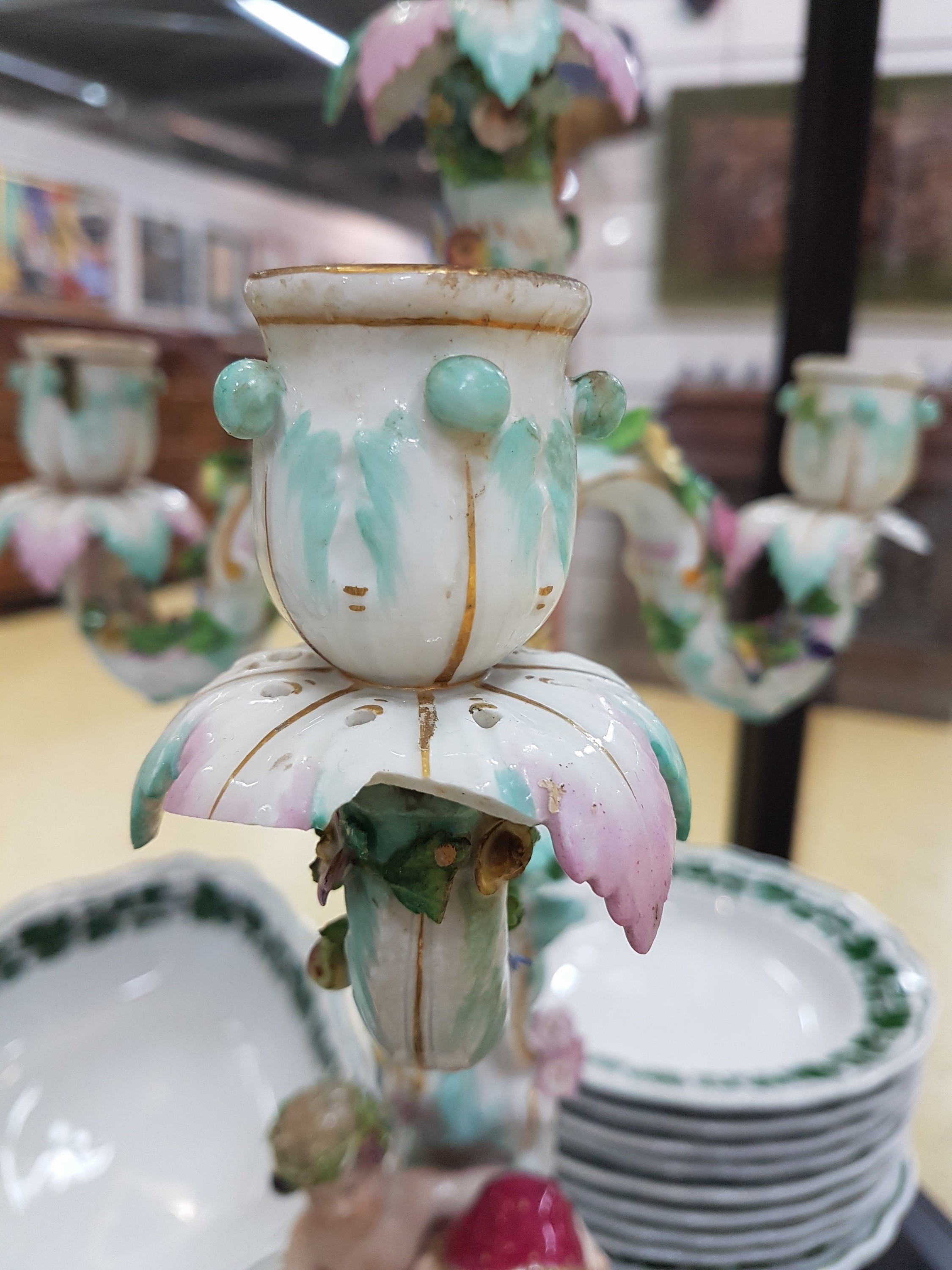 Detail l: Zwei Prunkkandelaber, Meissen, um, 1860, Allegorie auf die vier Jahreszeiten, polychrom bemalt, Goldstaffage, je Leuchter mit zwei Allegorien ...