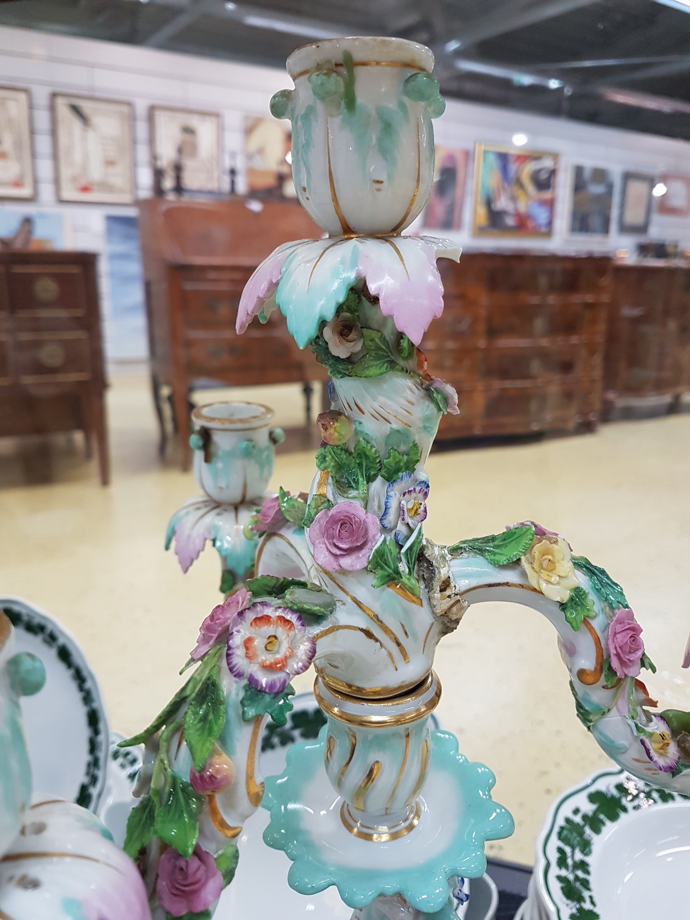 Detail m: Zwei Prunkkandelaber, Meissen, um, 1860, Allegorie auf die vier Jahreszeiten, polychrom bemalt, Goldstaffage, je Leuchter mit zwei Allegorien ...