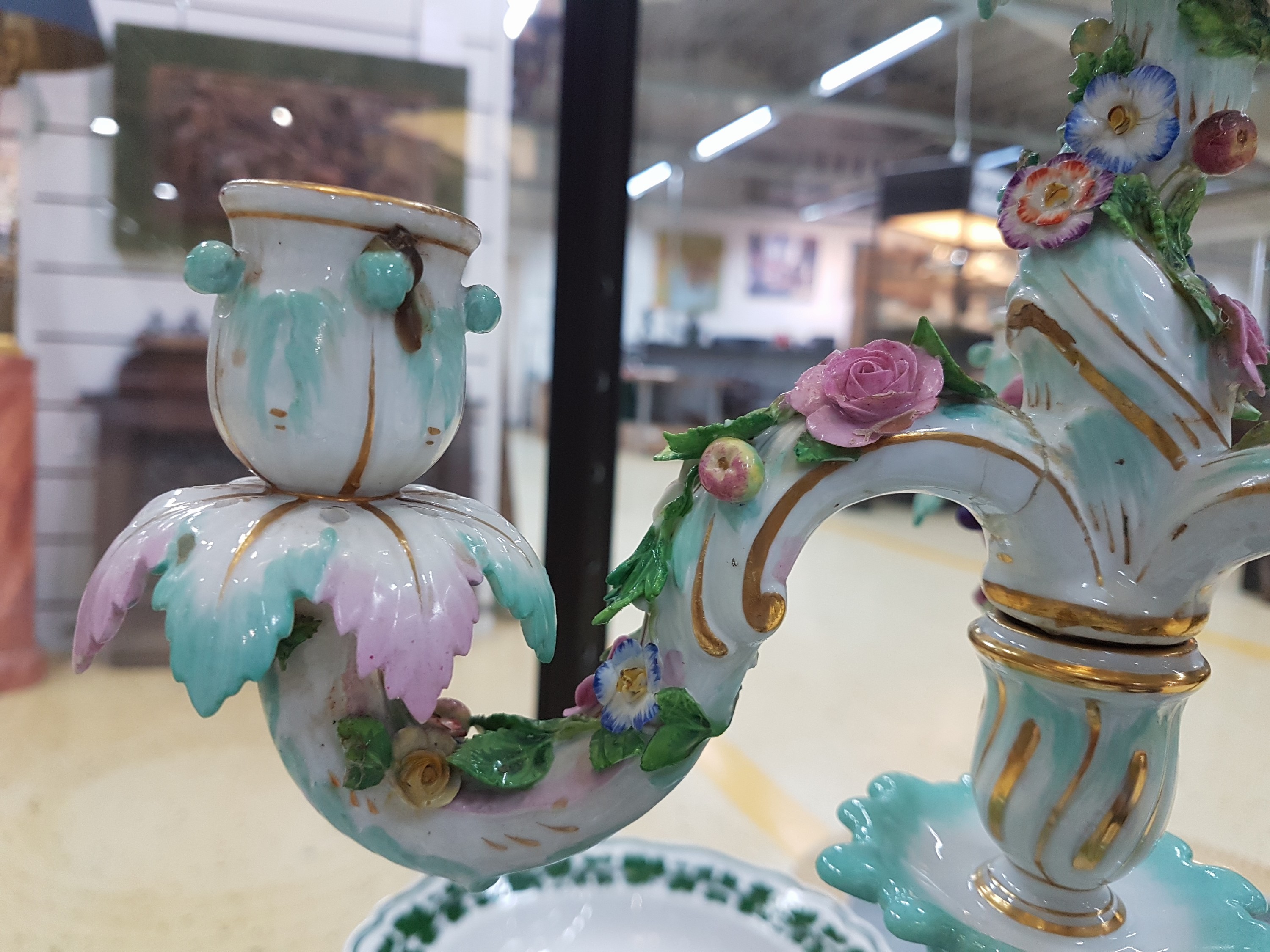 Detail o: Zwei Prunkkandelaber, Meissen, um, 1860, Allegorie auf die vier Jahreszeiten, polychrom bemalt, Goldstaffage, je Leuchter mit zwei Allegorien ...