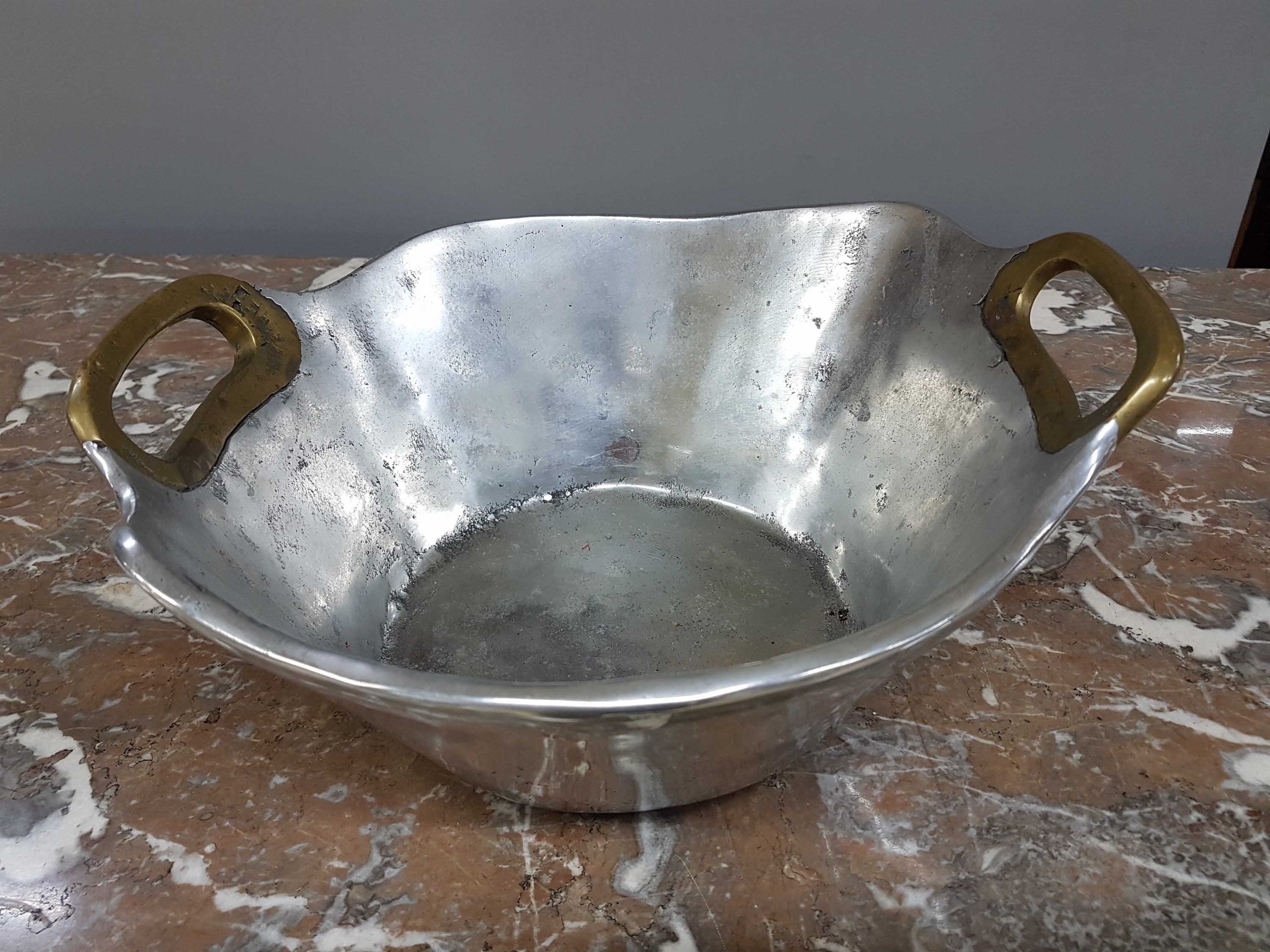 Detail a: David Marshall, ein Leuchter und zwei Schalen, Spanien 80er Jahre, Aluminium und Messing, Leuchter ca. 34 x 26 cm, Schalen ca. L. 60 cm, L. 30 cm
