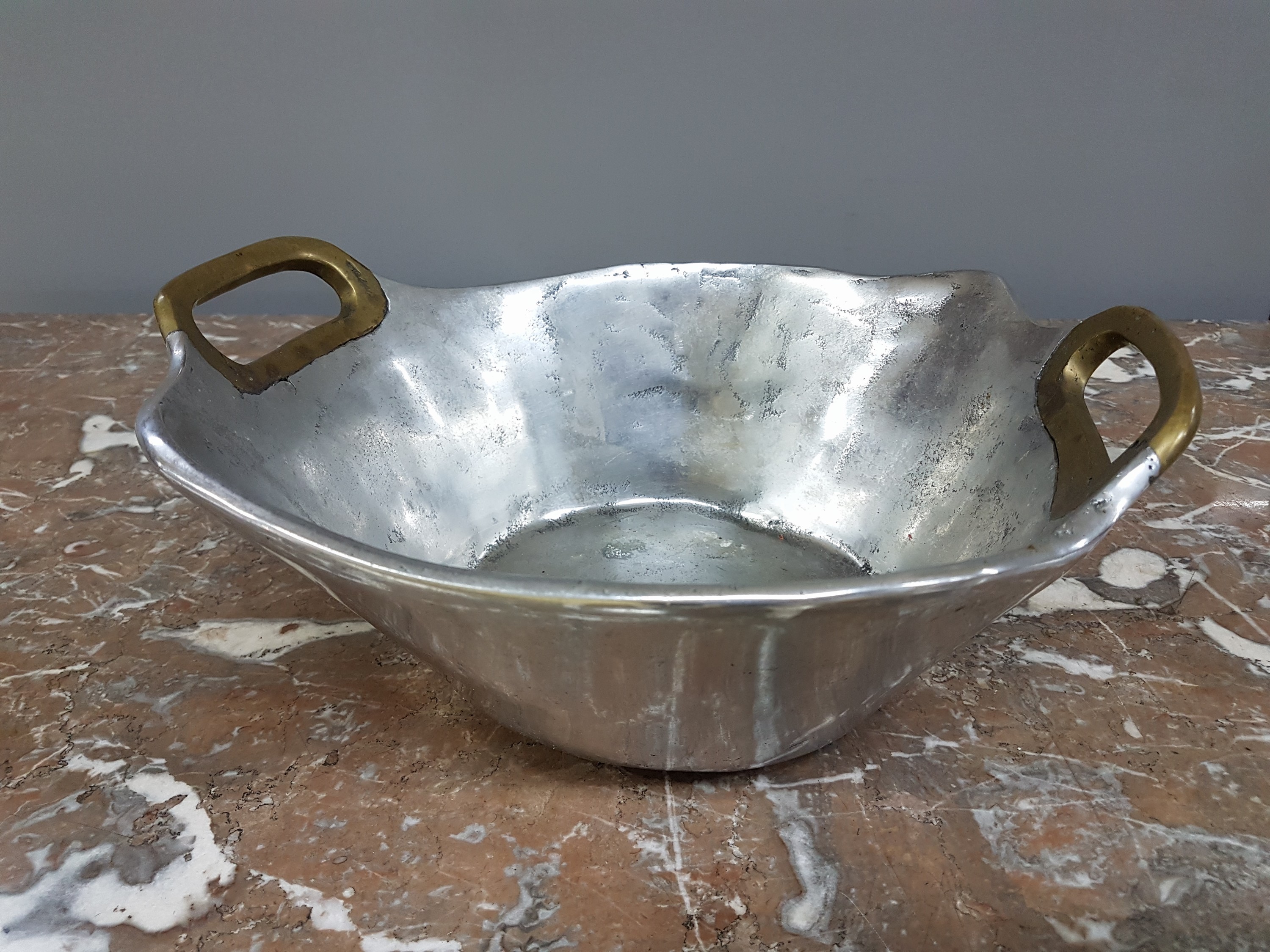 Detail b: David Marshall, ein Leuchter und zwei Schalen, Spanien 80er Jahre, Aluminium und Messing, Leuchter ca. 34 x 26 cm, Schalen ca. L. 60 cm, L. 30 cm