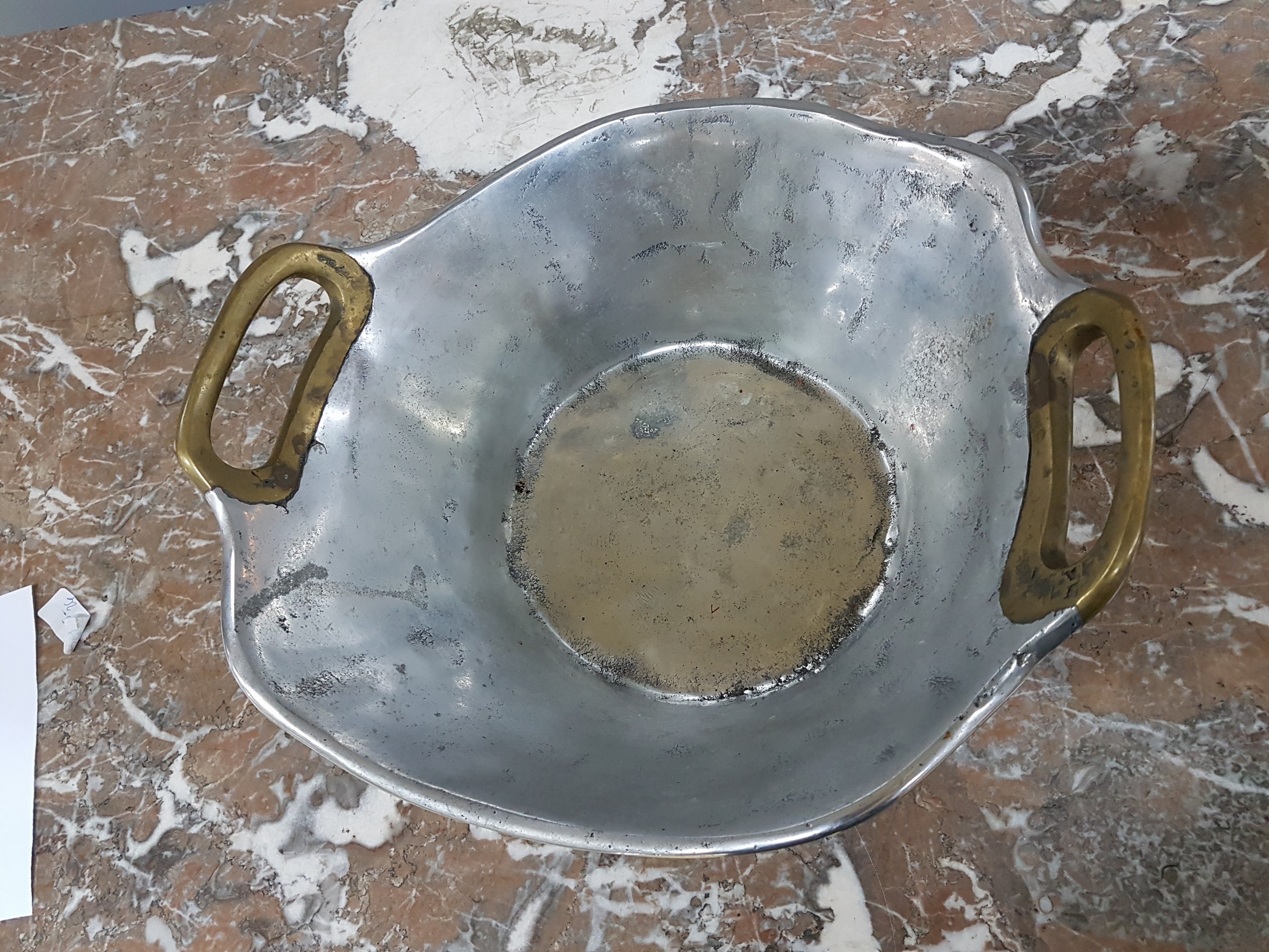 Detail c: David Marshall, ein Leuchter und zwei Schalen, Spanien 80er Jahre, Aluminium und Messing, Leuchter ca. 34 x 26 cm, Schalen ca. L. 60 cm, L. 30 cm