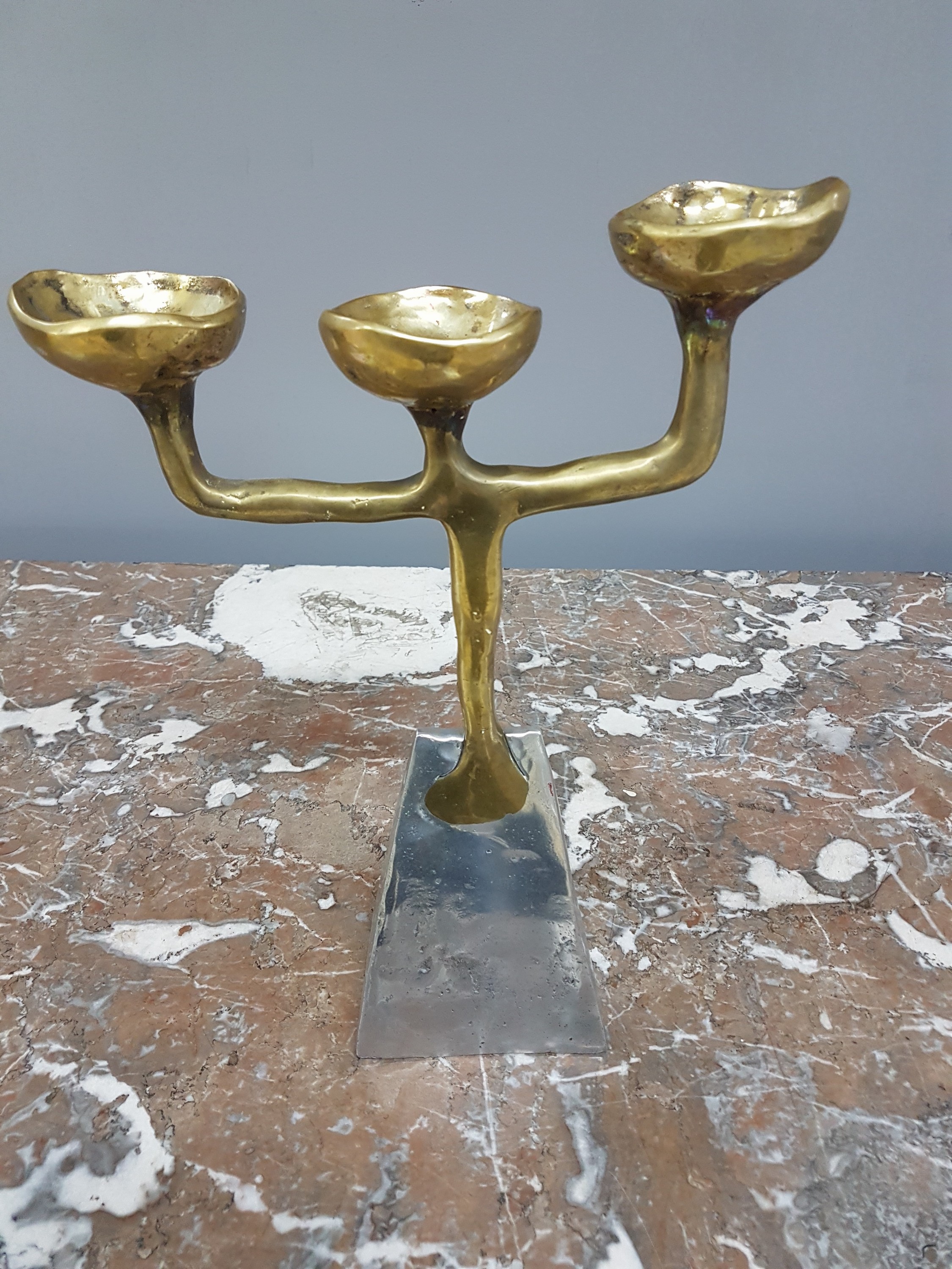 Detail e: David Marshall, ein Leuchter und zwei Schalen, Spanien 80er Jahre, Aluminium und Messing, Leuchter ca. 34 x 26 cm, Schalen ca. L. 60 cm, L. 30 cm