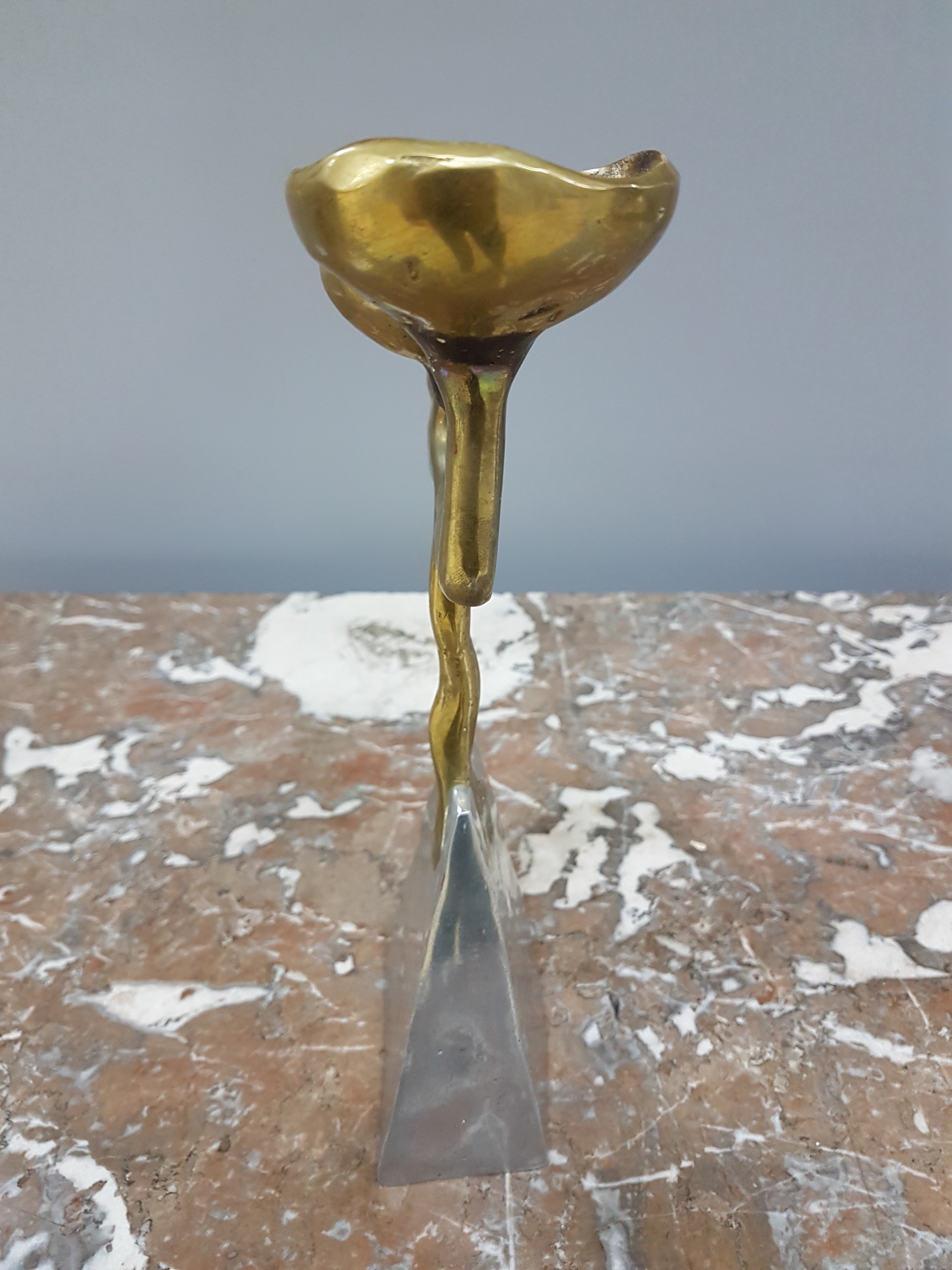 Detail f: David Marshall, ein Leuchter und zwei Schalen, Spanien 80er Jahre, Aluminium und Messing, Leuchter ca. 34 x 26 cm, Schalen ca. L. 60 cm, L. 30 cm