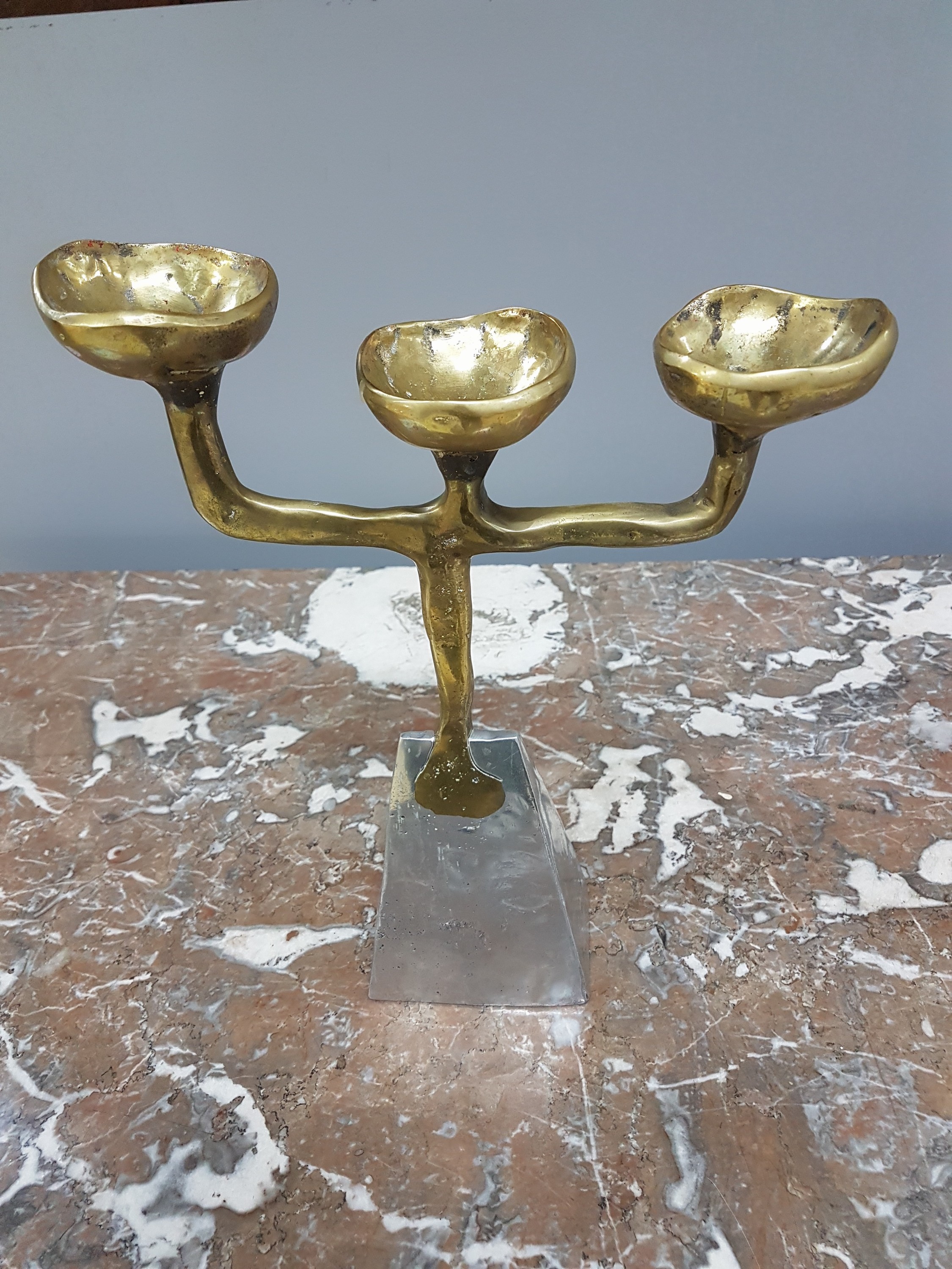 Detail g: David Marshall, ein Leuchter und zwei Schalen, Spanien 80er Jahre, Aluminium und Messing, Leuchter ca. 34 x 26 cm, Schalen ca. L. 60 cm, L. 30 cm