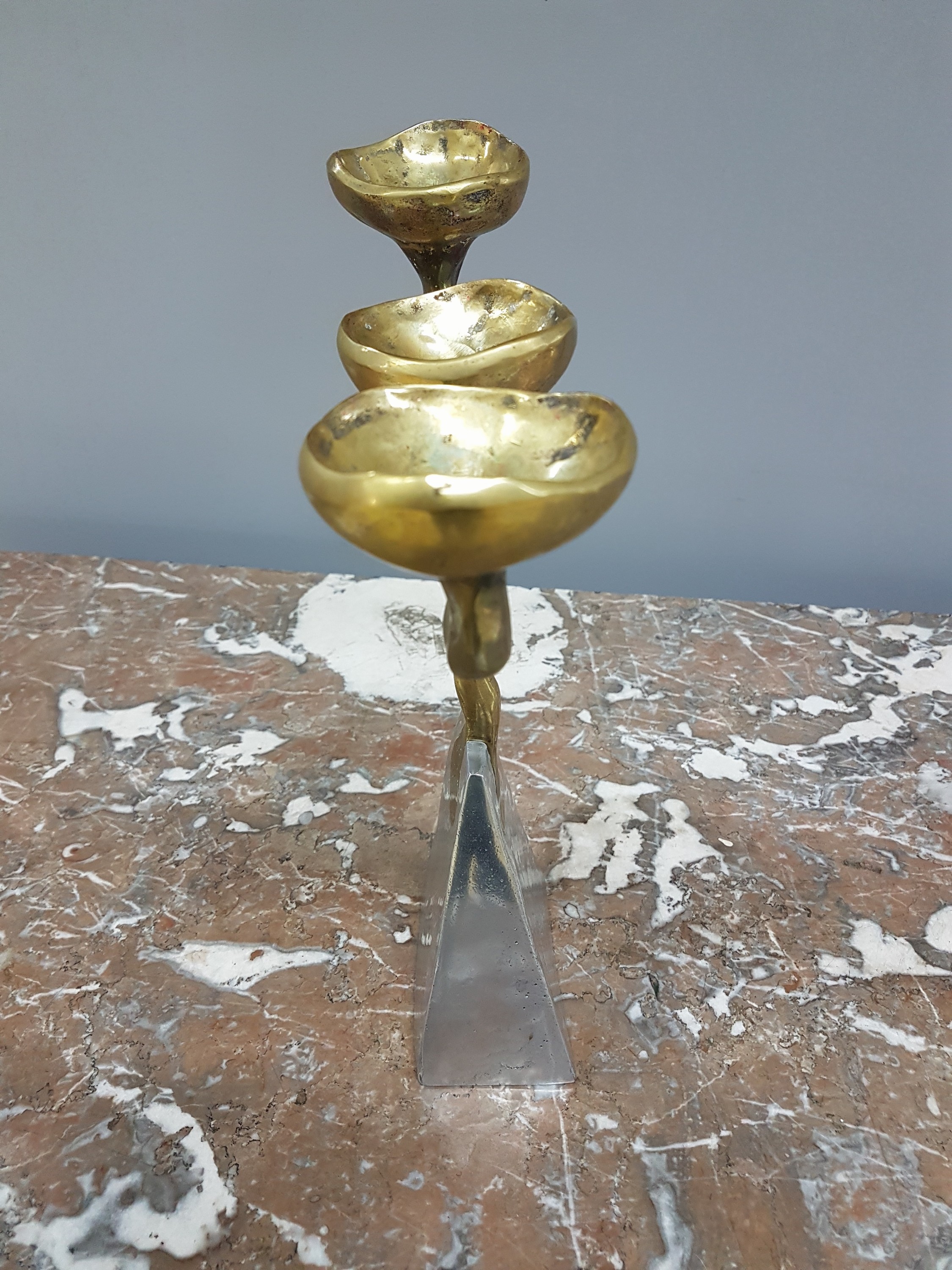 Detail h: David Marshall, ein Leuchter und zwei Schalen, Spanien 80er Jahre, Aluminium und Messing, Leuchter ca. 34 x 26 cm, Schalen ca. L. 60 cm, L. 30 cm