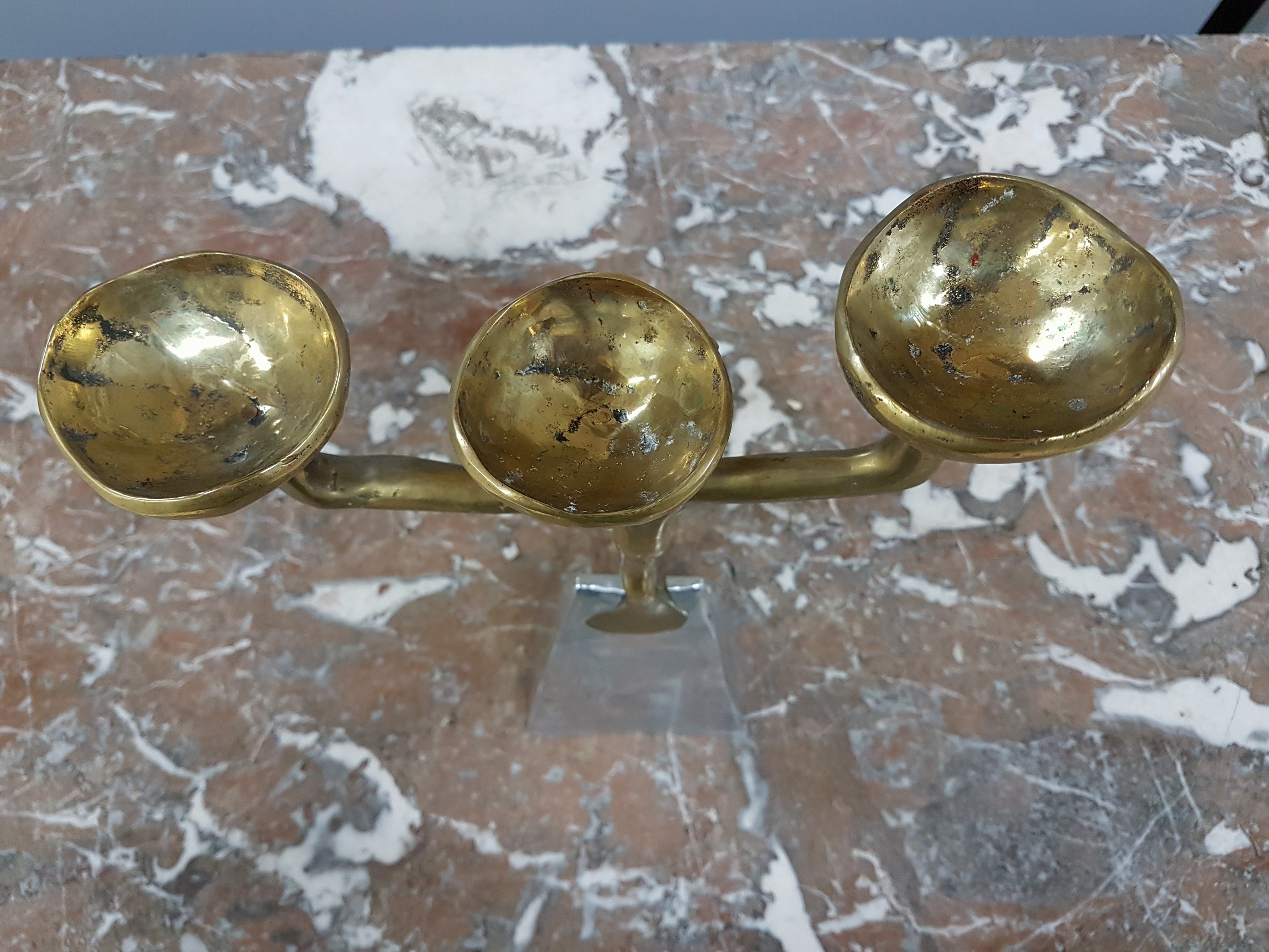 Detail i: David Marshall, ein Leuchter und zwei Schalen, Spanien 80er Jahre, Aluminium und Messing, Leuchter ca. 34 x 26 cm, Schalen ca. L. 60 cm, L. 30 cm