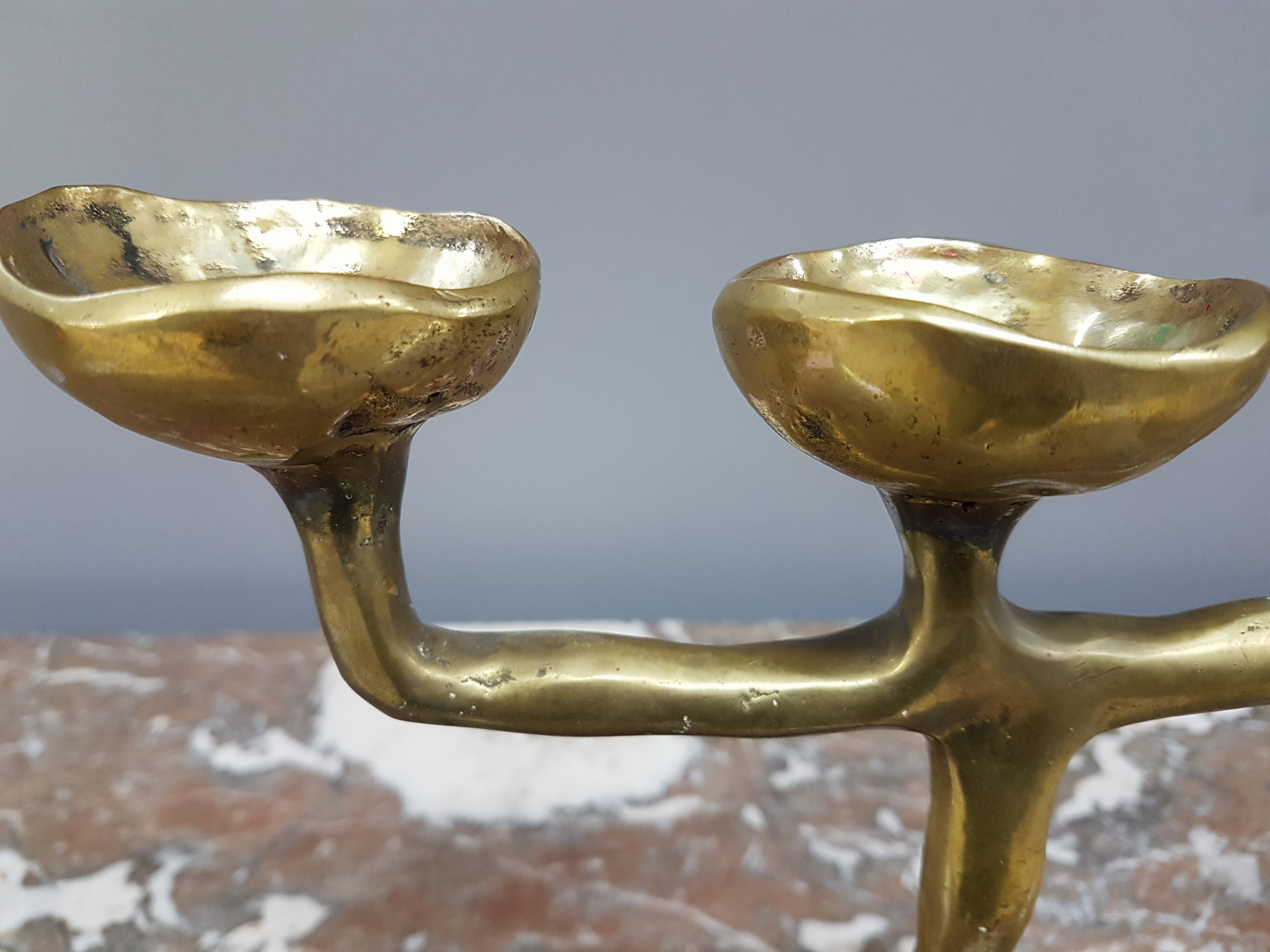 Detail j: David Marshall, ein Leuchter und zwei Schalen, Spanien 80er Jahre, Aluminium und Messing, Leuchter ca. 34 x 26 cm, Schalen ca. L. 60 cm, L. 30 cm