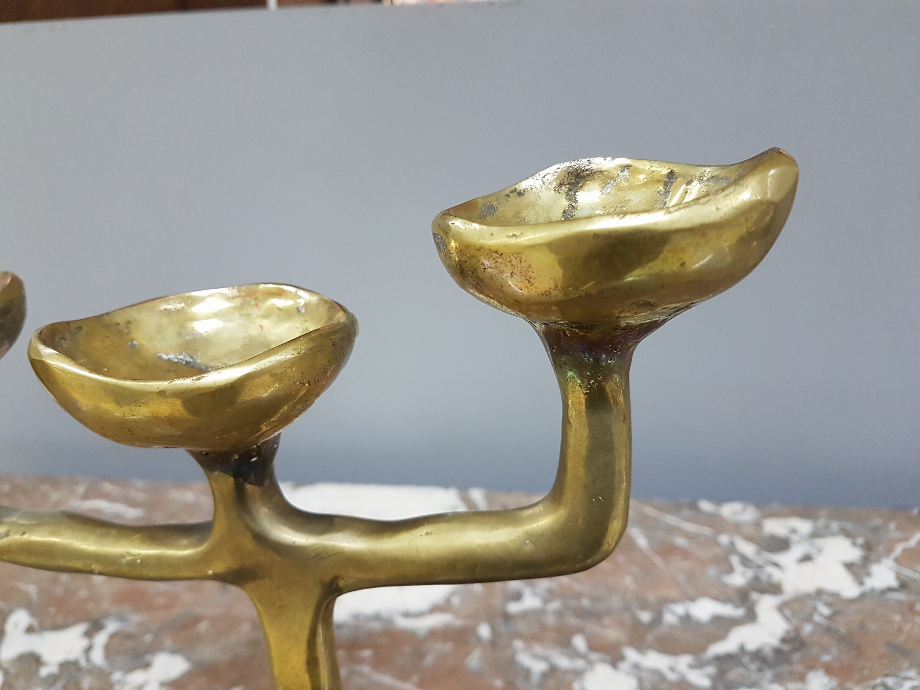 Detail k: David Marshall, ein Leuchter und zwei Schalen, Spanien 80er Jahre, Aluminium und Messing, Leuchter ca. 34 x 26 cm, Schalen ca. L. 60 cm, L. 30 cm