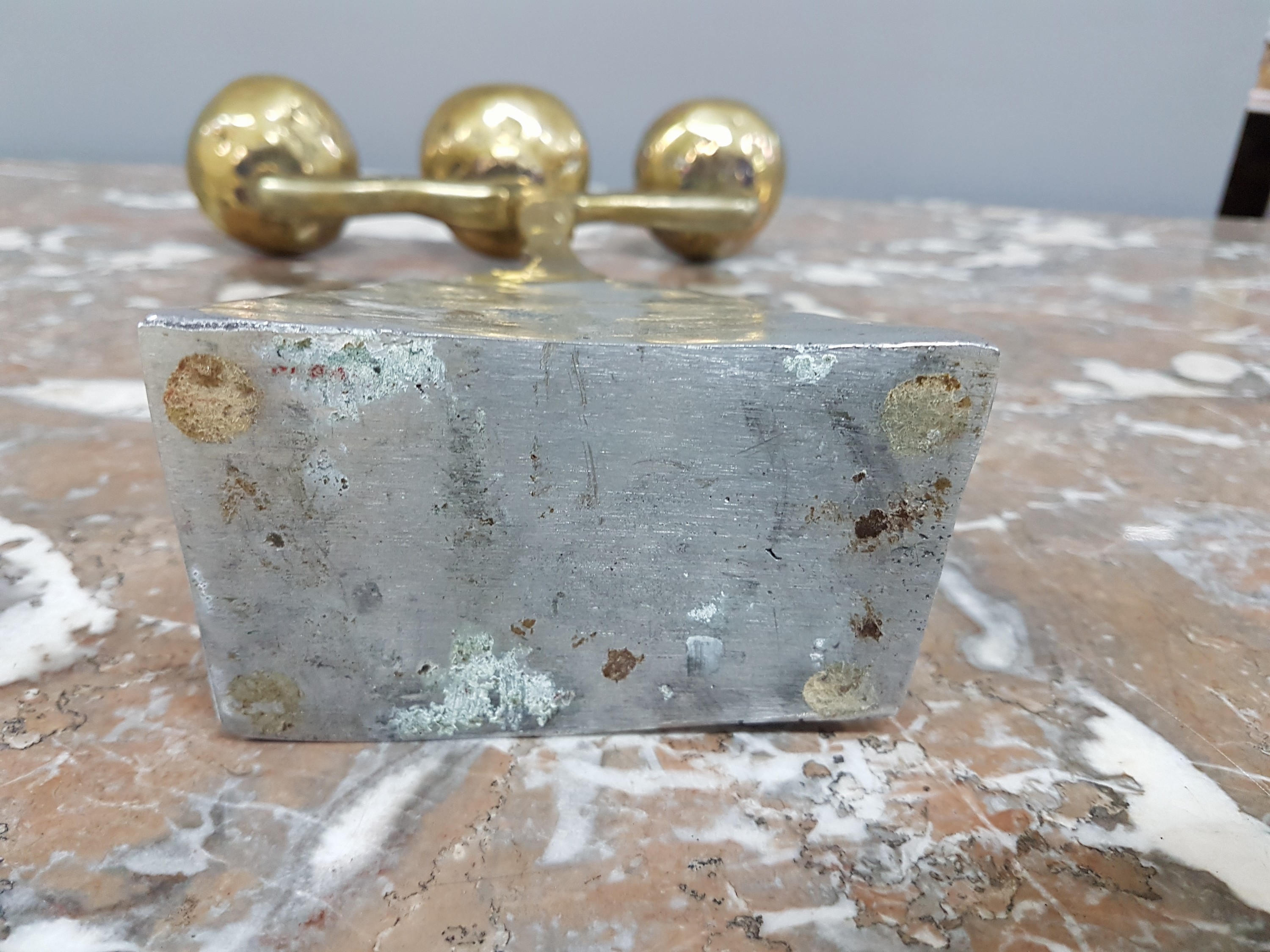 Detail l: David Marshall, ein Leuchter und zwei Schalen, Spanien 80er Jahre, Aluminium und Messing, Leuchter ca. 34 x 26 cm, Schalen ca. L. 60 cm, L. 30 cm