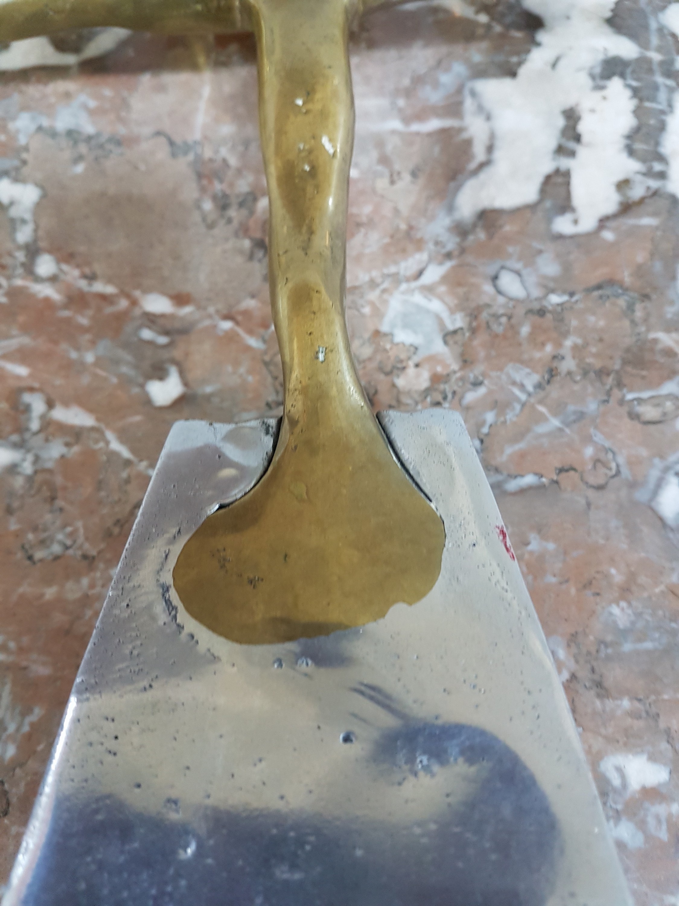 Detail m: David Marshall, ein Leuchter und zwei Schalen, Spanien 80er Jahre, Aluminium und Messing, Leuchter ca. 34 x 26 cm, Schalen ca. L. 60 cm, L. 30 cm