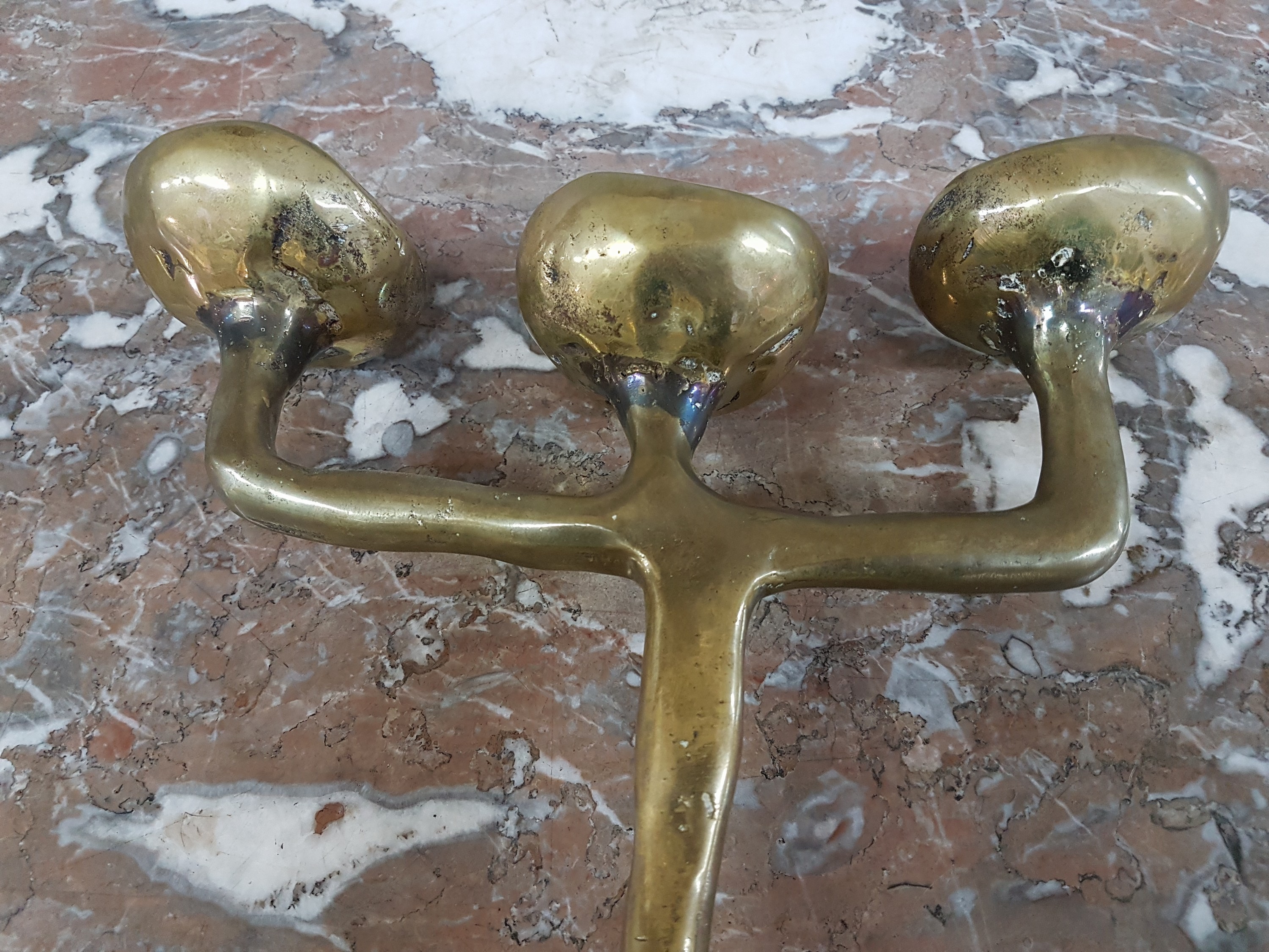 Detail n: David Marshall, ein Leuchter und zwei Schalen, Spanien 80er Jahre, Aluminium und Messing, Leuchter ca. 34 x 26 cm, Schalen ca. L. 60 cm, L. 30 cm