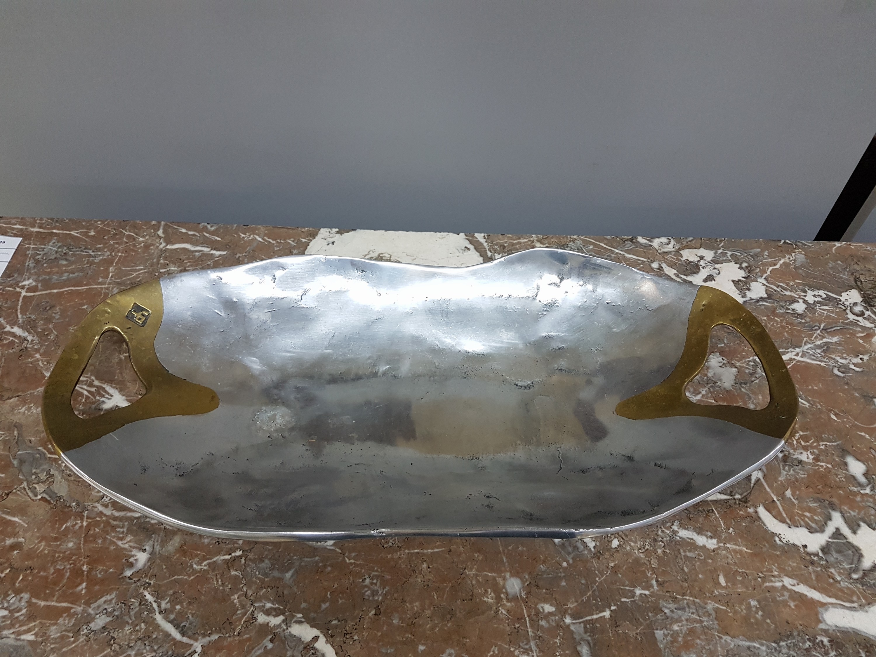 Detail o: David Marshall, ein Leuchter und zwei Schalen, Spanien 80er Jahre, Aluminium und Messing, Leuchter ca. 34 x 26 cm, Schalen ca. L. 60 cm, L. 30 cm