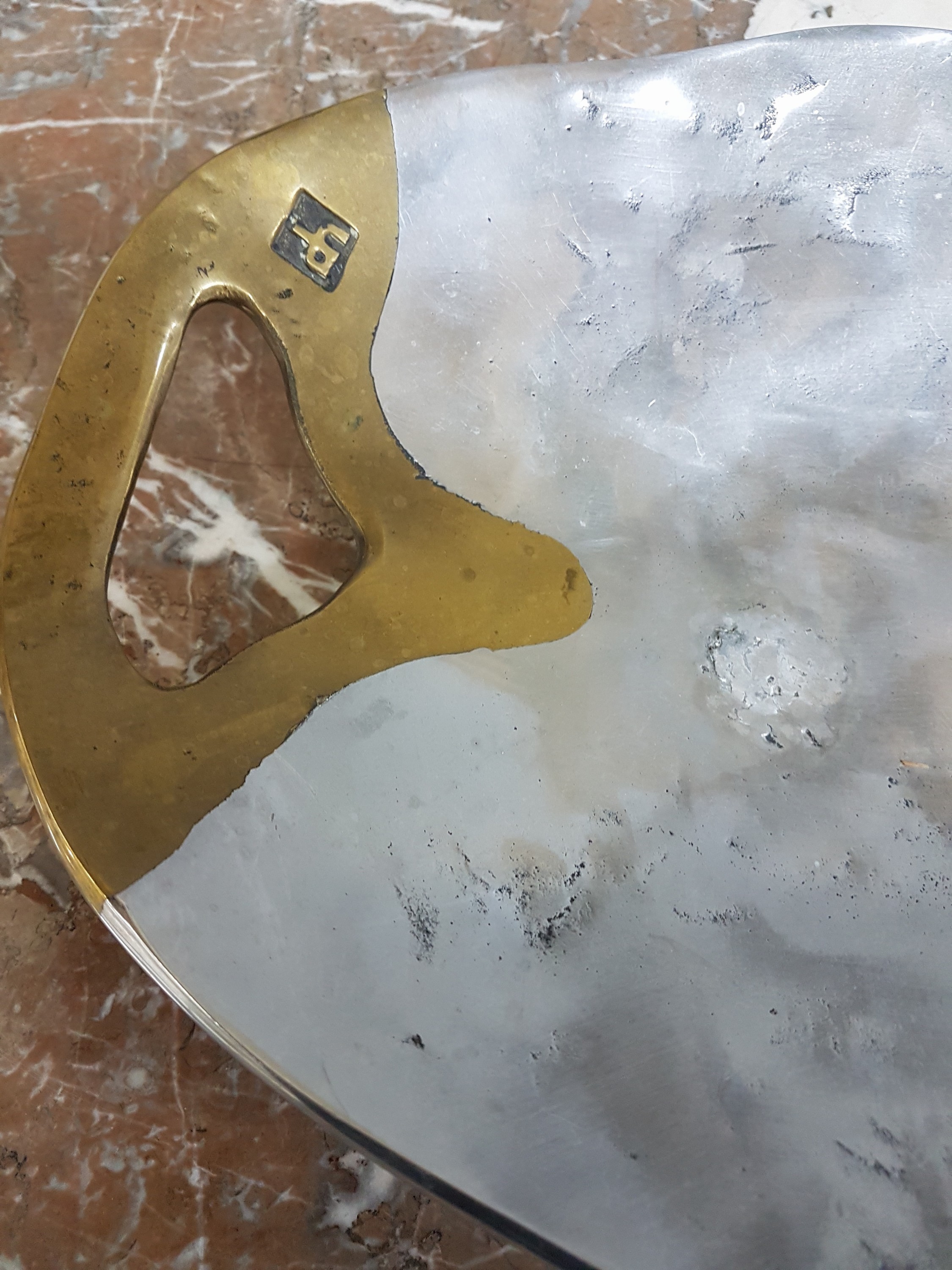 Detail p: David Marshall, ein Leuchter und zwei Schalen, Spanien 80er Jahre, Aluminium und Messing, Leuchter ca. 34 x 26 cm, Schalen ca. L. 60 cm, L. 30 cm
