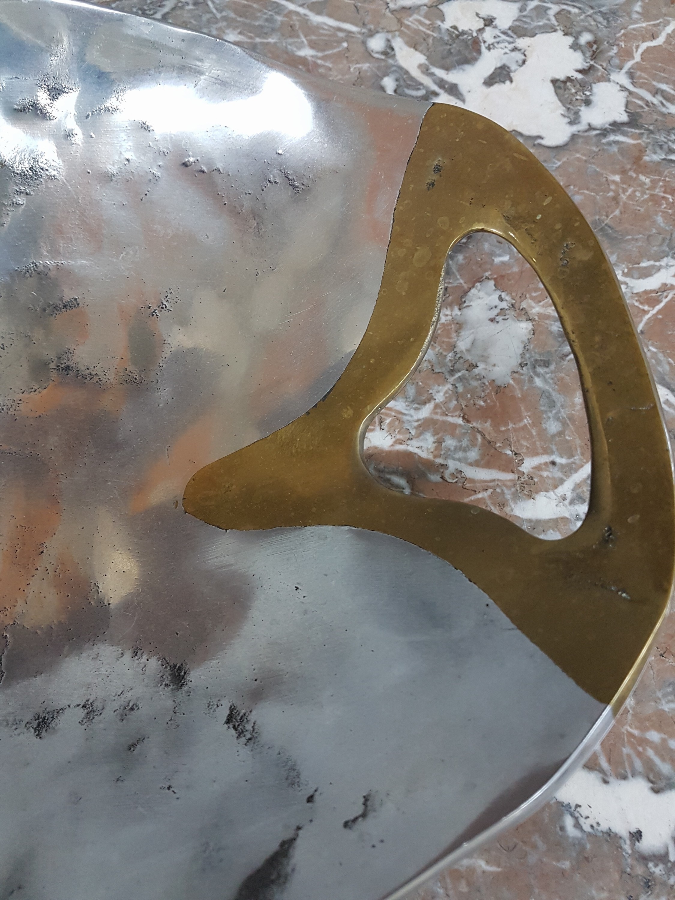 Detail q: David Marshall, ein Leuchter und zwei Schalen, Spanien 80er Jahre, Aluminium und Messing, Leuchter ca. 34 x 26 cm, Schalen ca. L. 60 cm, L. 30 cm