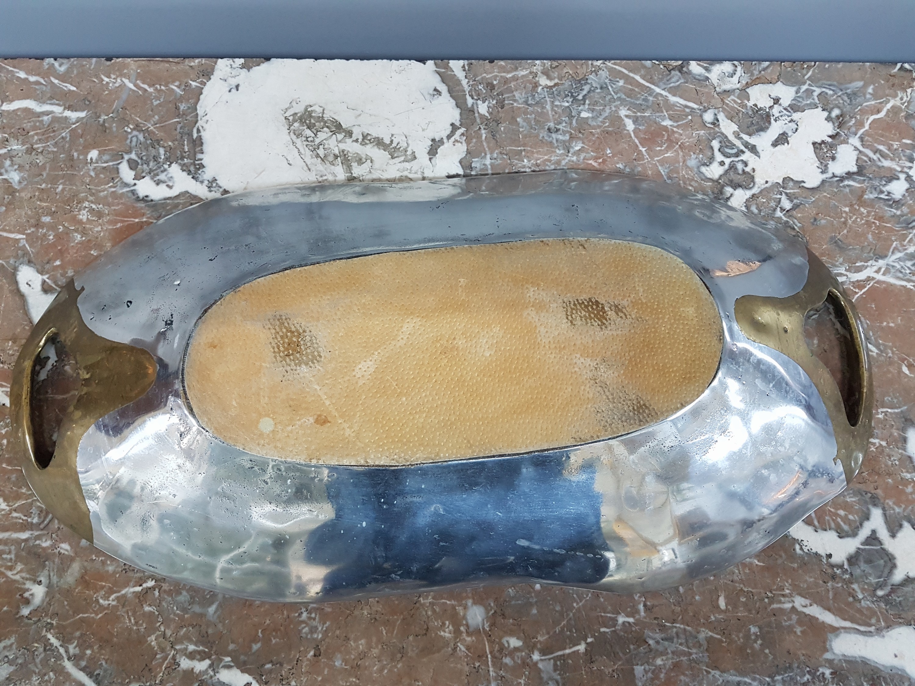Detail r: David Marshall, ein Leuchter und zwei Schalen, Spanien 80er Jahre, Aluminium und Messing, Leuchter ca. 34 x 26 cm, Schalen ca. L. 60 cm, L. 30 cm